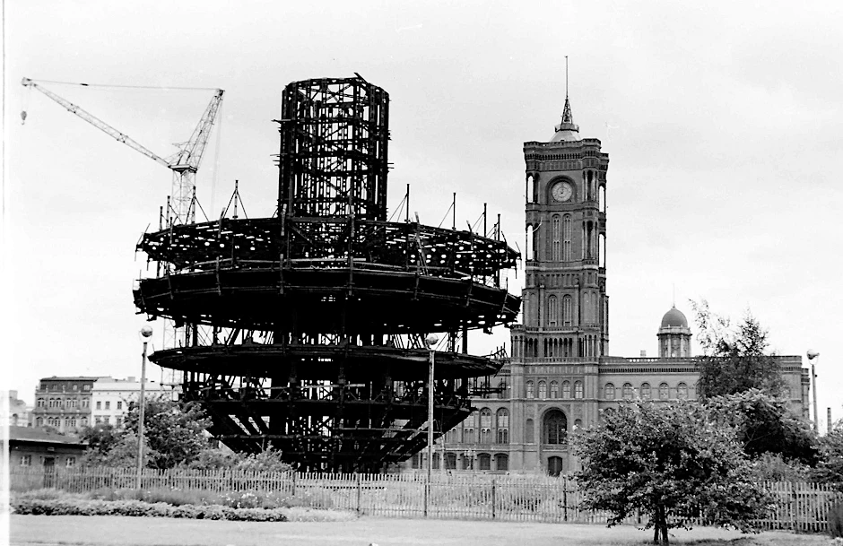 So fing es an mit dem Fernsehturm, dem weithin sichtbaren Wahrzeichen Berlins – einer der großen Leistungen von DDR-Architekten, -Ingenieuren, -Bauleuten. Die Aufnahme entstand am 20. August 1967. Sie zeigt die teilweise vormontierte Stahlkugel des Turms und den Turmschaft.