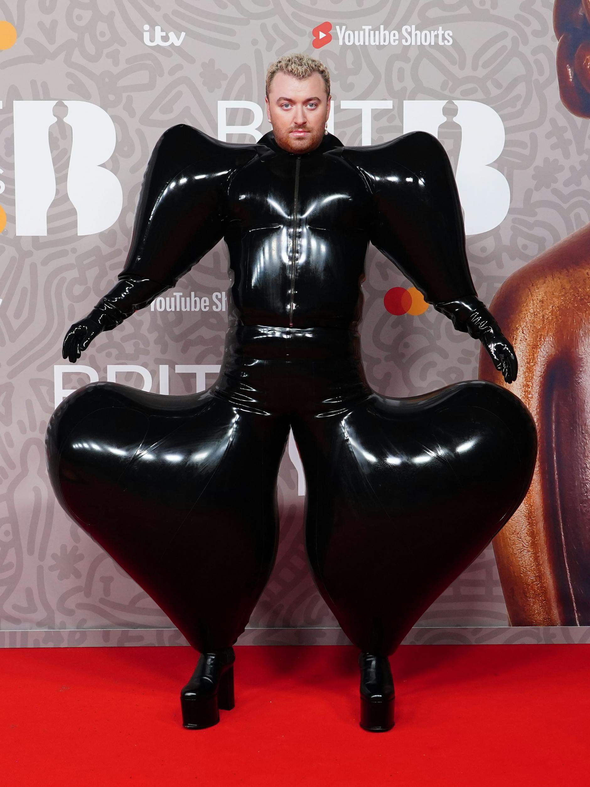 Sänger Sam Smith bei den Brit Awards in London. Ob er wohl mit dem Outfit durch die Türen kam?