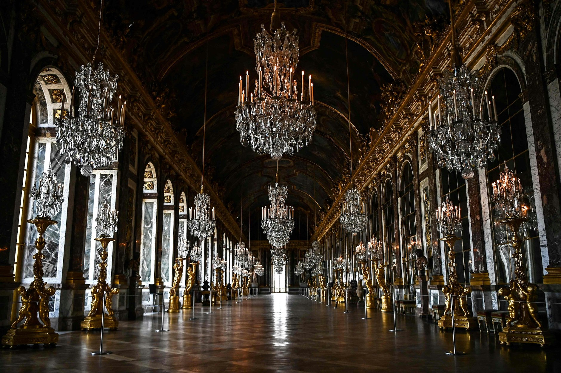 Der berühmte Spiegelsaal im Schloss von Versailles. Die Anlage musste am Mittwoch wegen einer Bombendrohung geräumt werden.