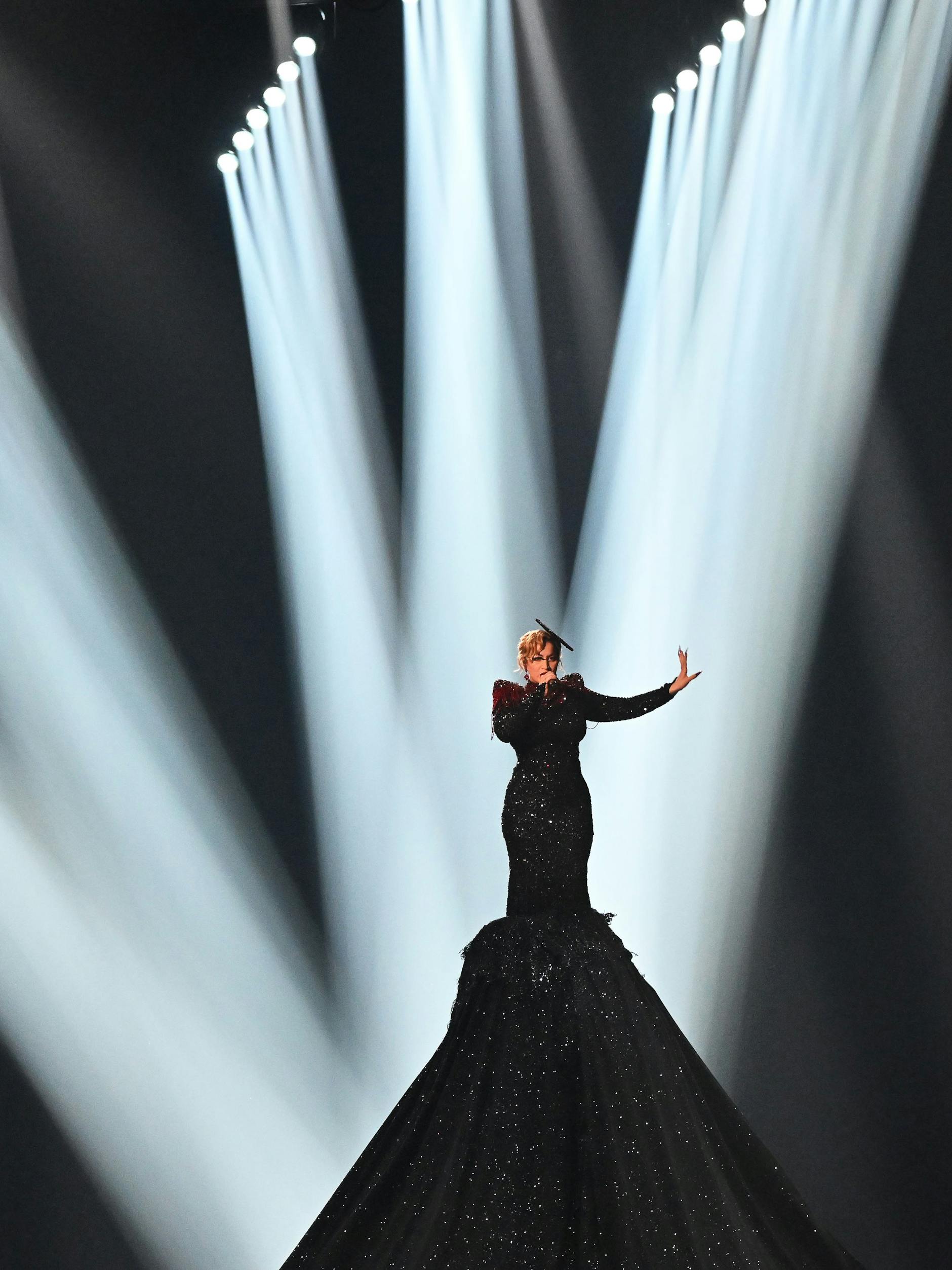 Erhaben: La Zarra aus Frankreich singt „Evidemment“ beim Eurovision Song Contest in London