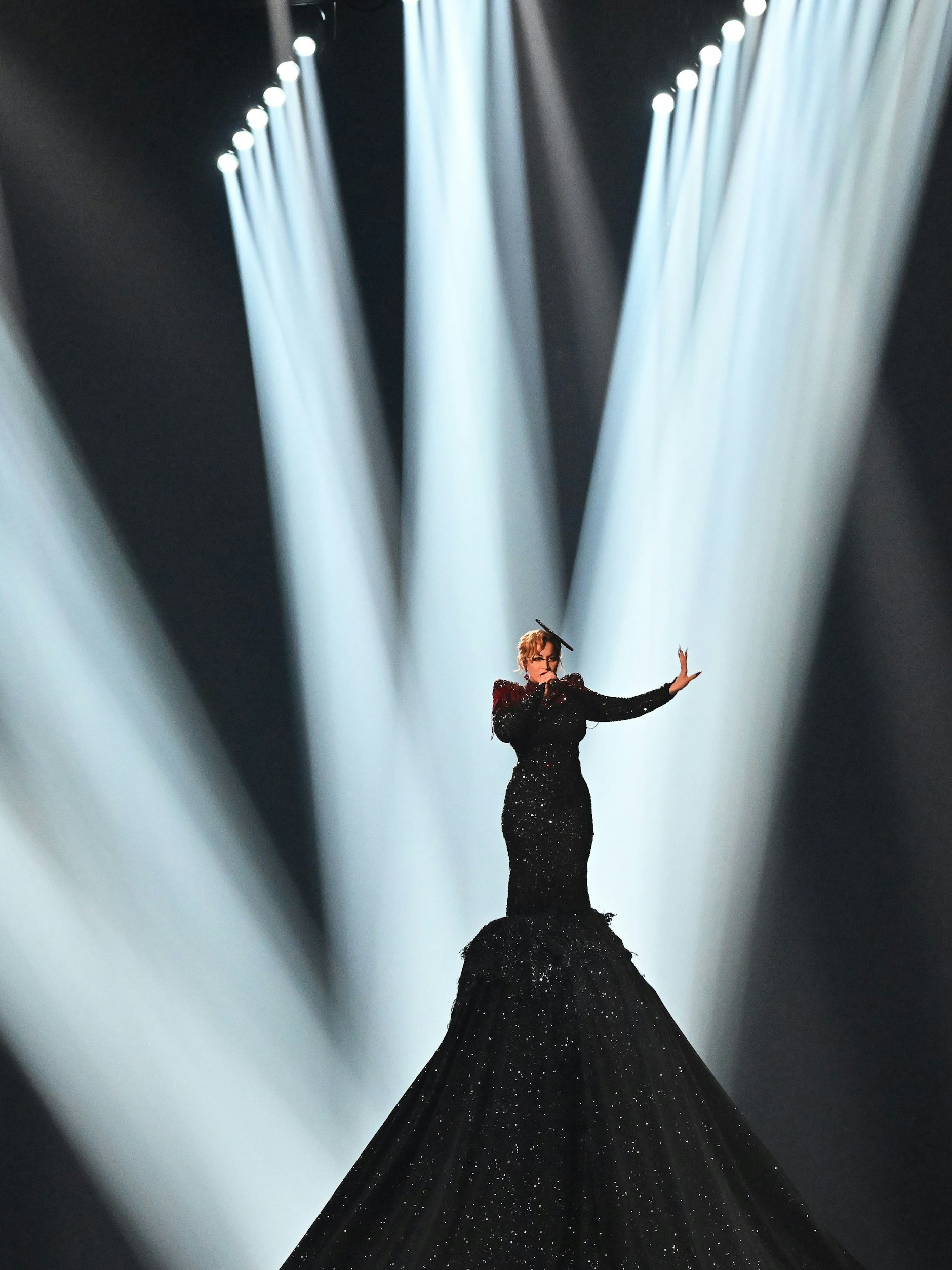Erhaben: La Zarra aus Frankreich singt „Evidemment“ beim Eurovision Song Contest in London