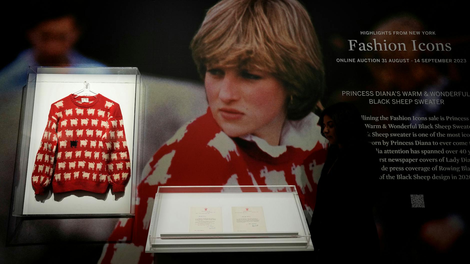 Der legendäre Schäfchen-Pullover, den Prinzessin Diana 1981 noch als Lady Spencer trug, wurde im Auktionshaus Sotheby’s versteigert.