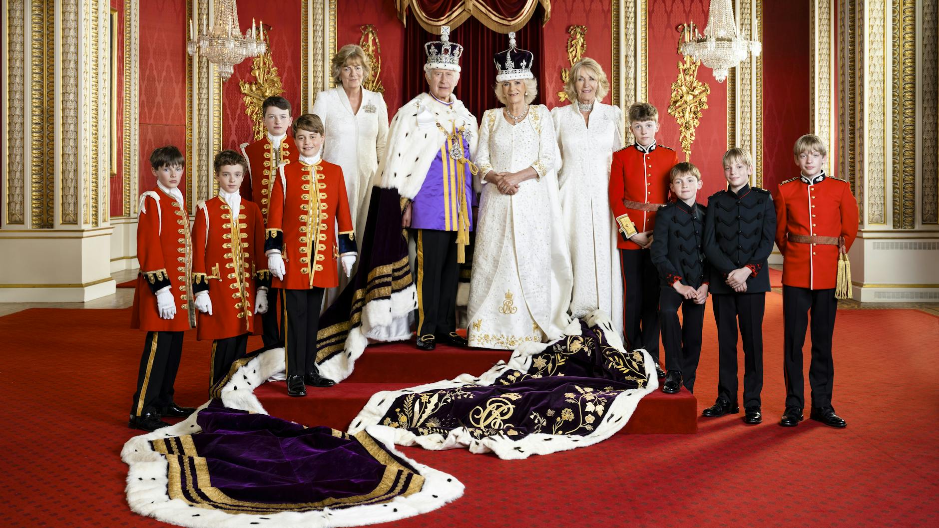 Manche schauten bei den Krönungsfotos von Charles ganz genau hin. Hier ist der König unter anderem mit Gattin Camilla, deren Schwester Annabel Elliot und seinem Enkel Prinz George (4.v.l.) zu sehen.