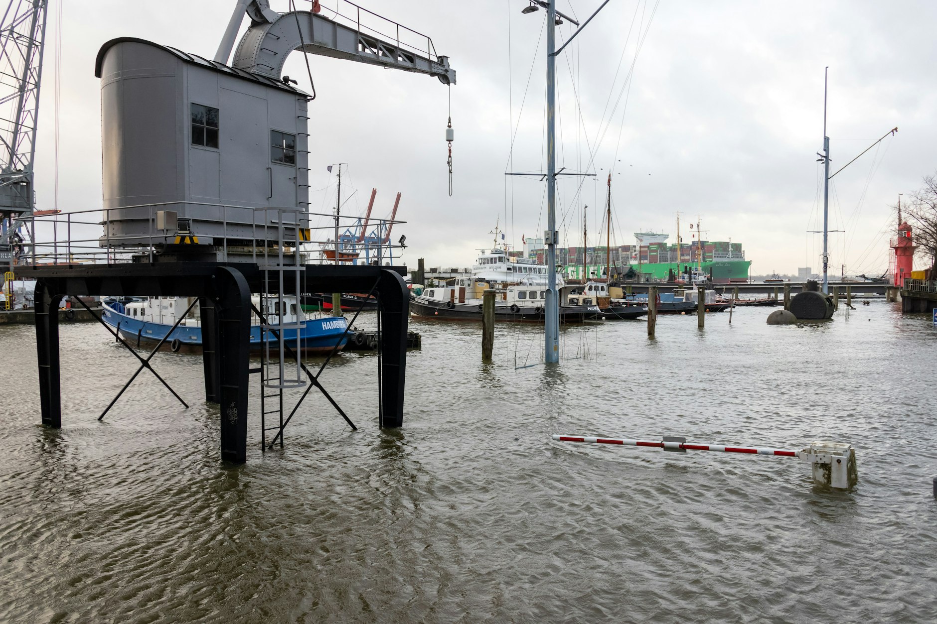 Das Wasser der Elbe überspült bei Hochwasser einen Parkplatz in Hamburg-Övelgönne.