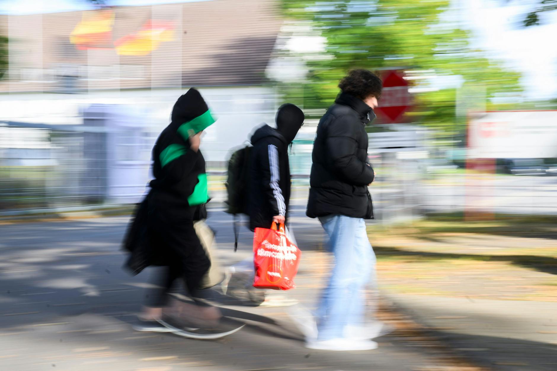 Neue Regeln für Asyl in der EU: Geflüchtete gehen zur Landesaufnahmebehörde Niedersachsen in Braunschweig.