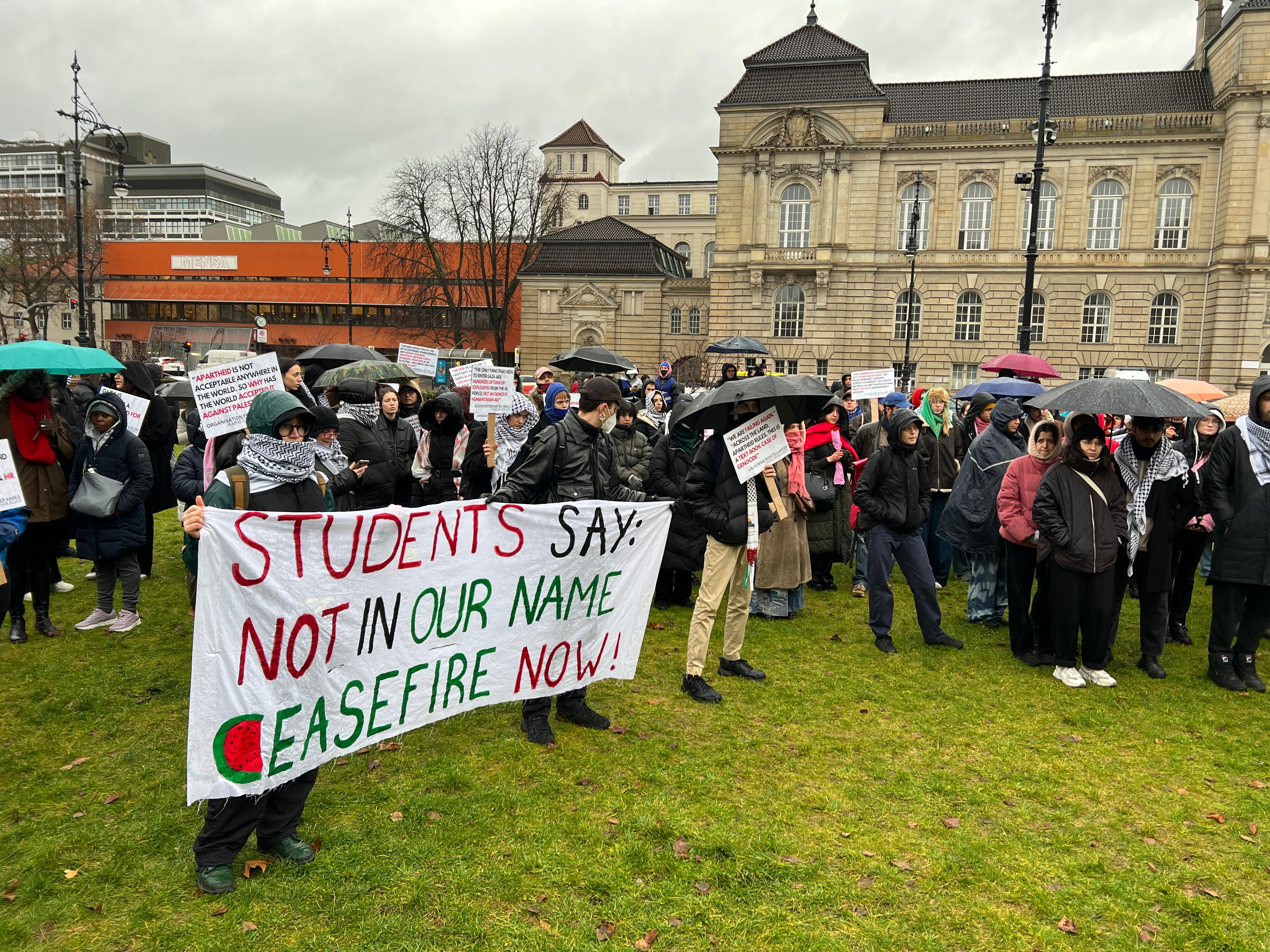 Berlin: Propalästinensische Studenten demonstrieren gegen Freie Universität – „Shame on you!“