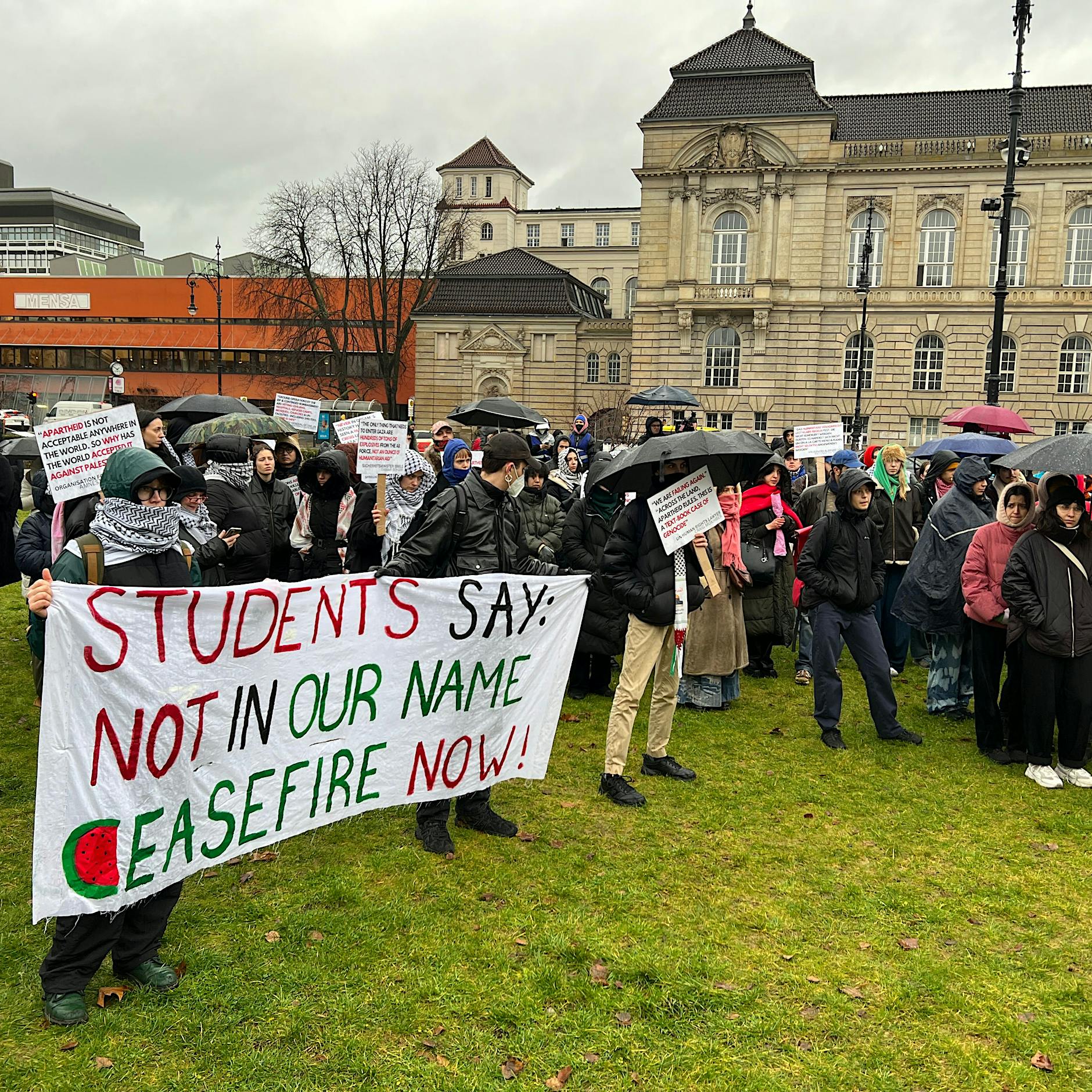 Berlin: Propalästinensische Studenten demonstrieren gegen Freie Universität – „Shame on you!“