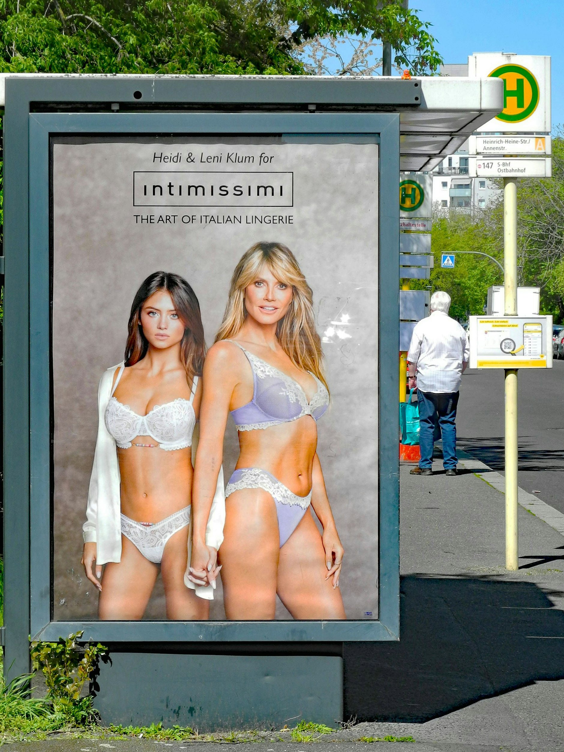 An vielen Bushaltestellen in Berlin waren Heidi und Leni Klum in Unterwäsche zu sehen. Die Präsentation von Mutter und Tochter in Dessous hat manche befremdet.&nbsp;