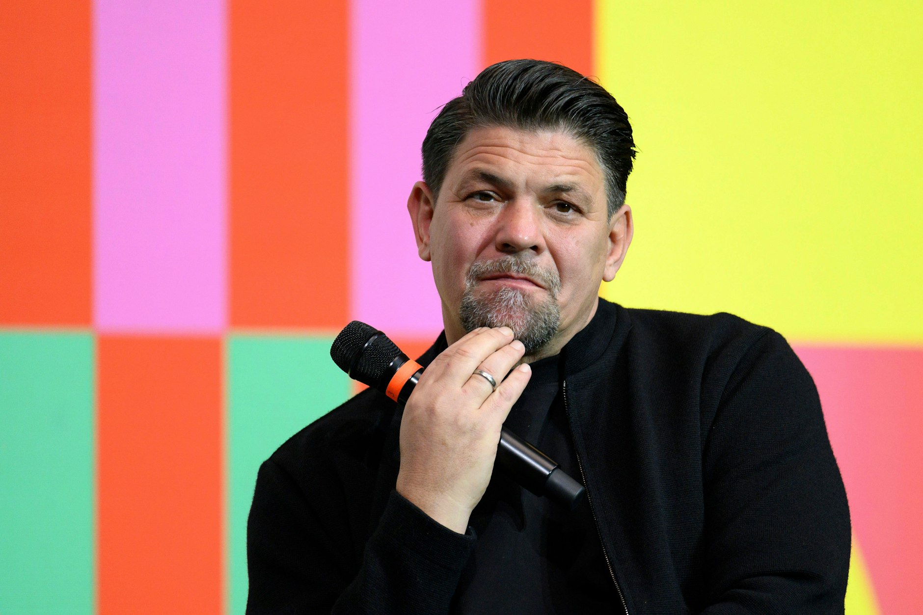 Zorniger Anti-Held in wertiger Streetwear: Der Gastronom Tim Mälzer trägt gern Schwarz.