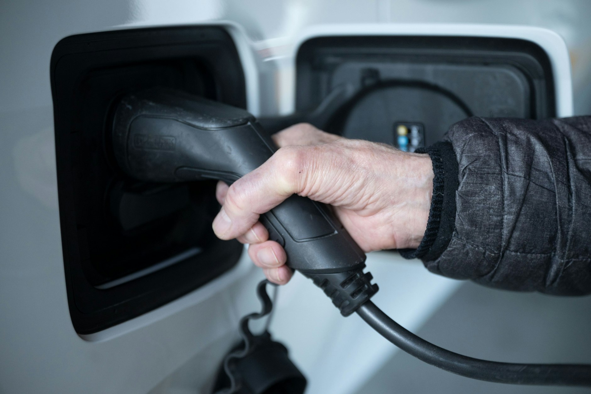 Sein E-Auto in der Firma auf Kosten der Chefs zu laden, ist keine gute Idee. Man sollte auf jeden Fall vorher offiziell um Erlaubnis fragen.