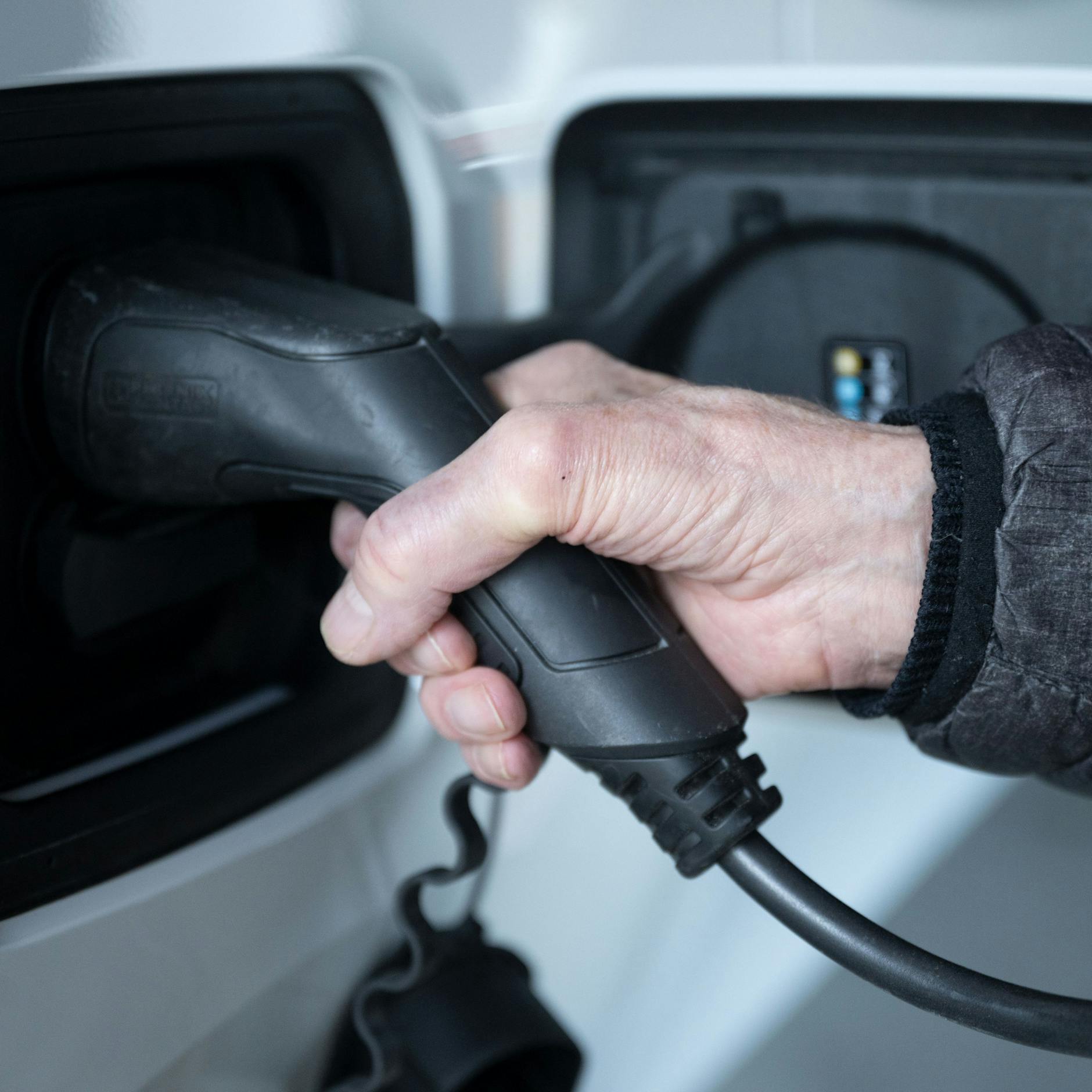 27-Jähriger gefeuert, weil er sein E-Auto bei der Firma aufgeladen hat