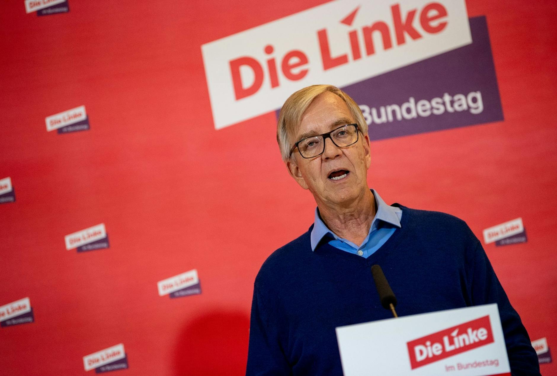 Dietmar Bartsch (Die Linke), Linken-Fraktionsvorsitzender, spricht vor Beginn der Fraktionssitzung der Linken im Bundestag.