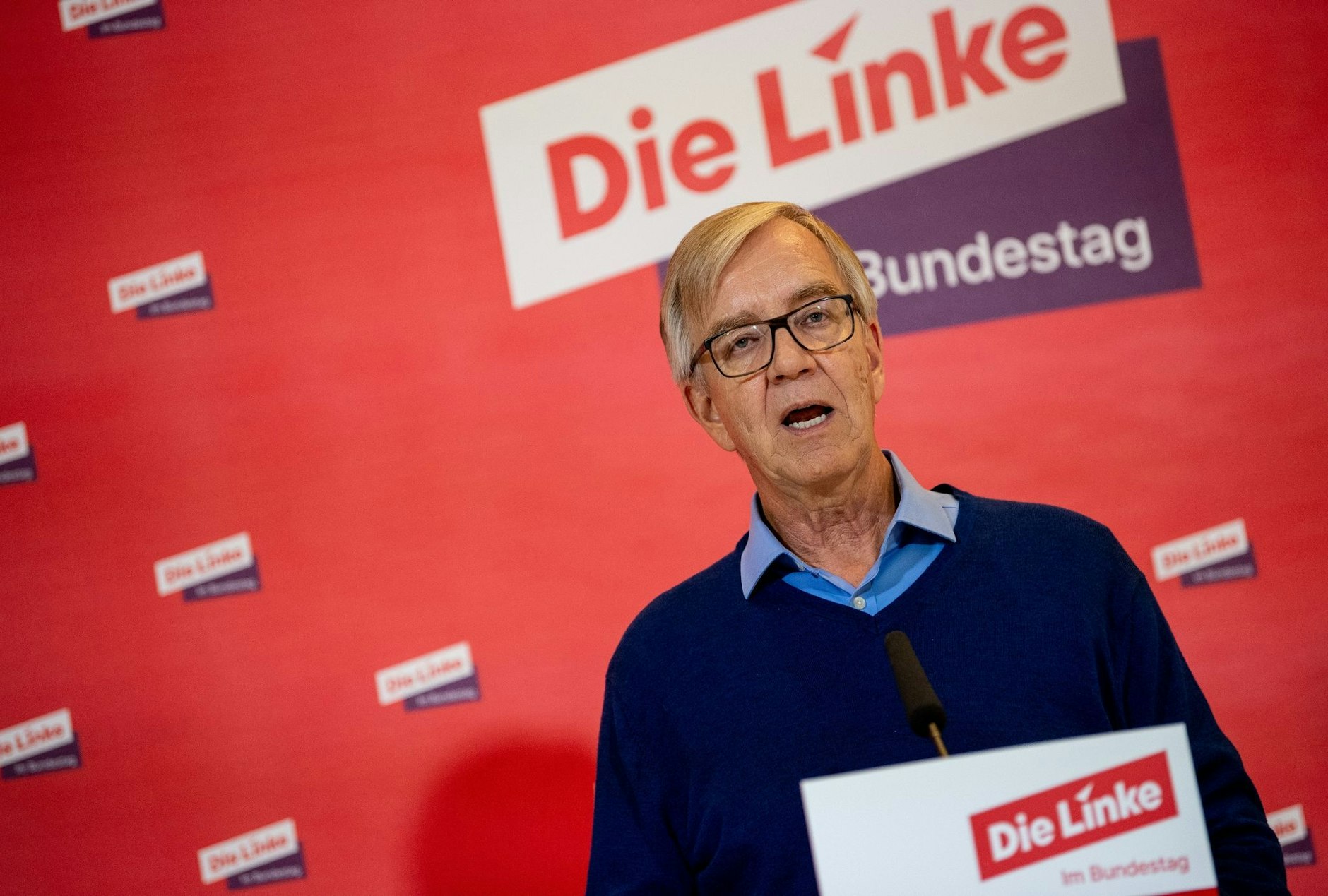 Dietmar Bartsch (Die Linke), Linken-Fraktionsvorsitzender, spricht vor Beginn der Fraktionssitzung der Linken im Bundestag.  