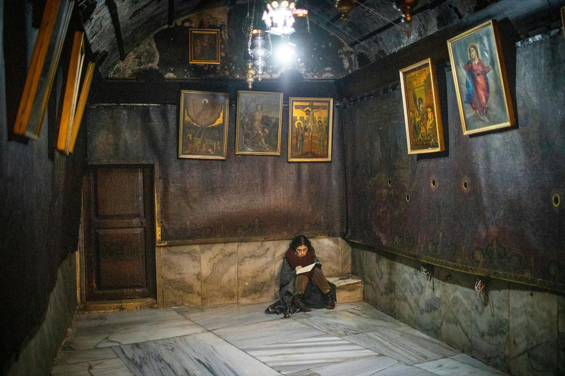 Eine gläubige Christin sitzt in der Geburtskirche in Bethlehem.
