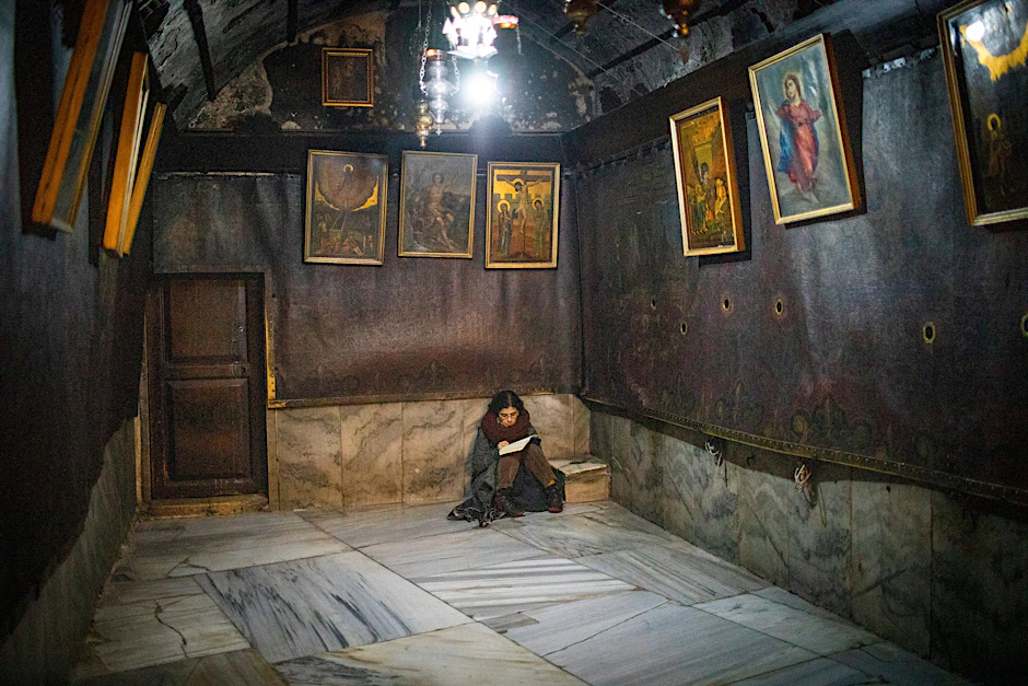 Eine gläubige Christin sitzt in der Geburtskirche in Bethlehem.