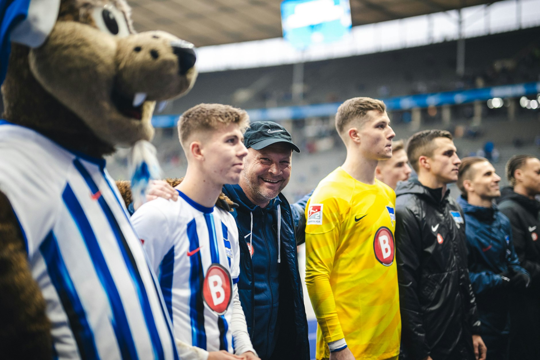 Mit vielen jungen Spielern vor den Fans in der Ostkurve: Das macht Hertha-Cheftrainer Pal Dardai (47) glücklich.