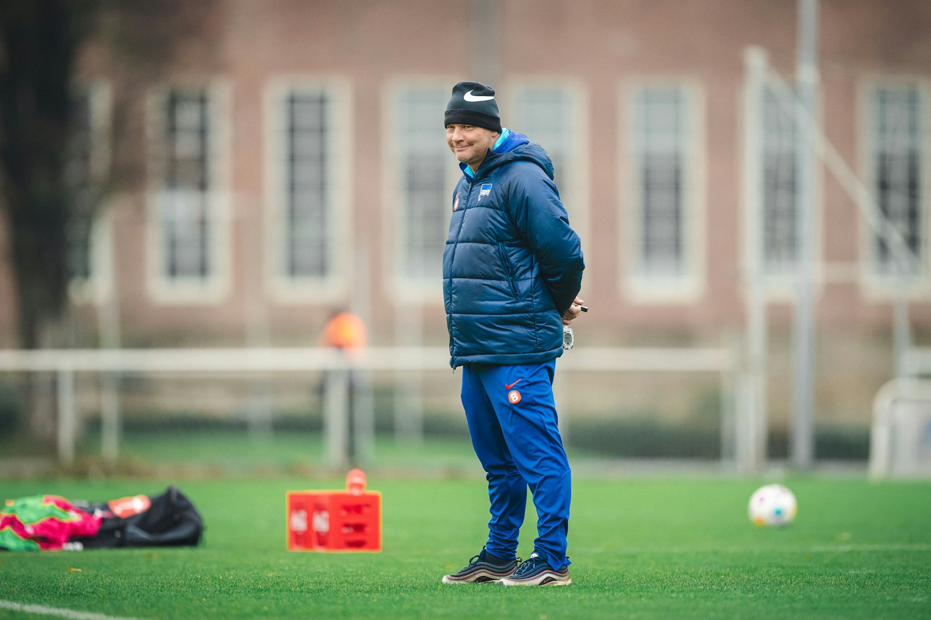 Sichtbar und auch hörbar glücklich bei Hertha BSC: Cheftrainer Pal Dardai (47)