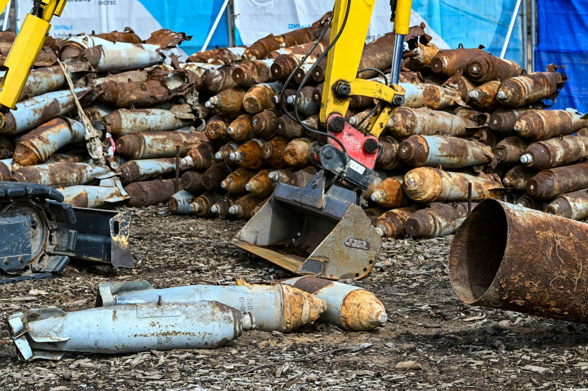 Munition ist auf dem ehemaligen Truppenübungsplatz in der Kyritz-Ruppiner Heide zu sehen.