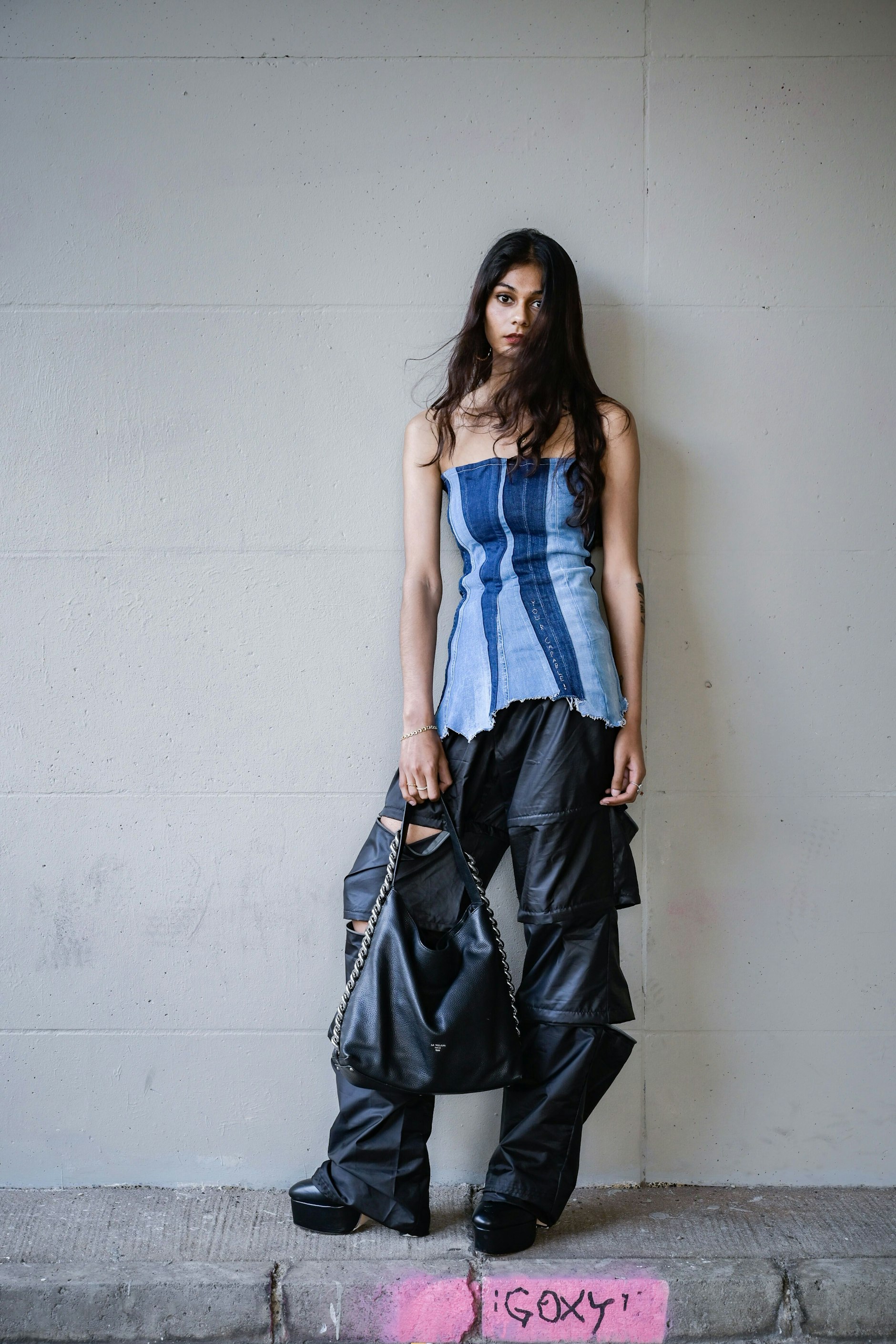 Das Publikum der Berlin Fashion Week überzeugte im Juli ebenfalls mit frischen Looks und guten Posen – wie diese Dame in einem Outfit der Modestudentin Kenzy Hegazy.