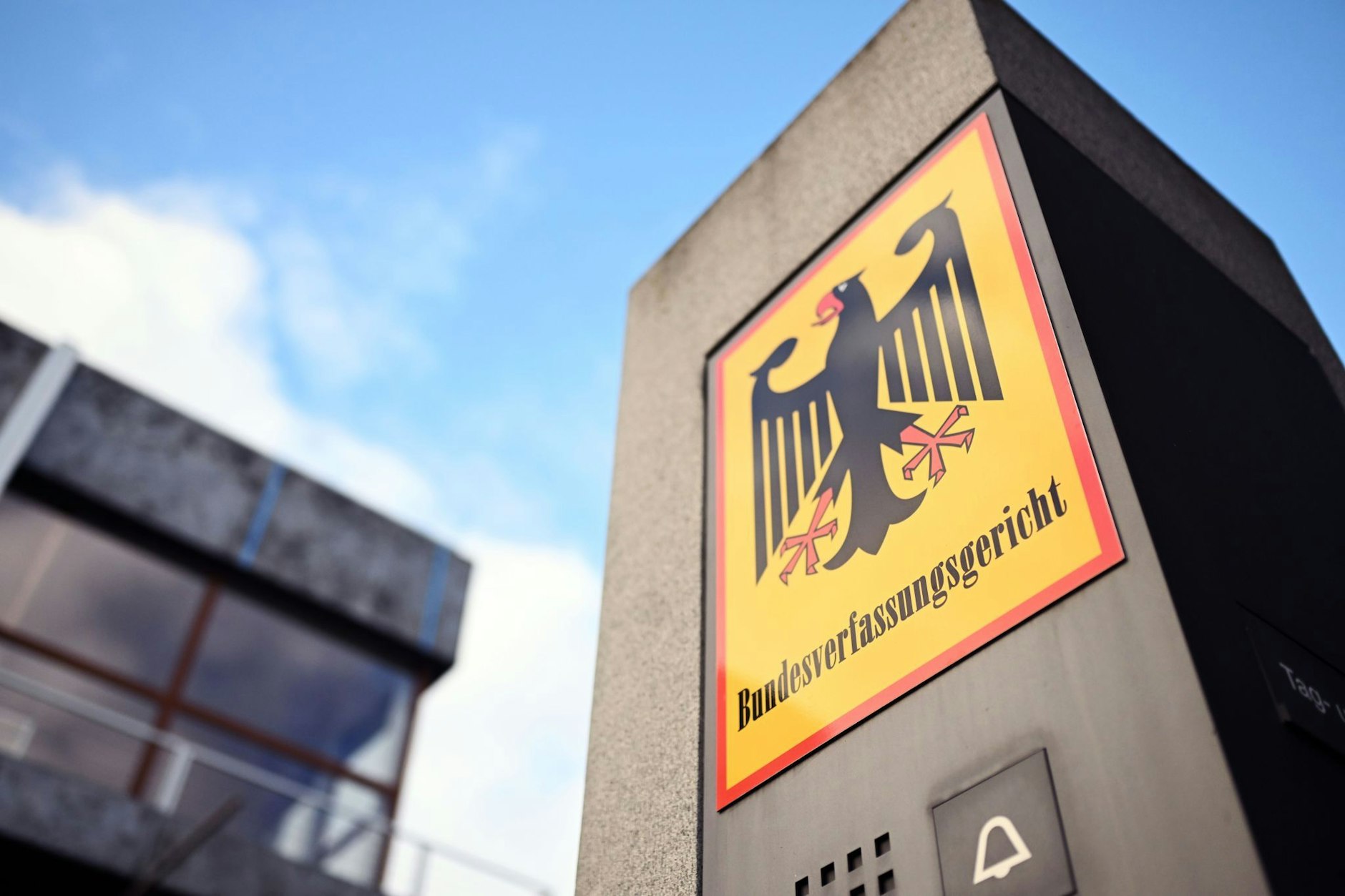 ARCHIV - Das Bundesverfassungsgericht soll beim Thema Datensammeln Klarheit schaffen.  