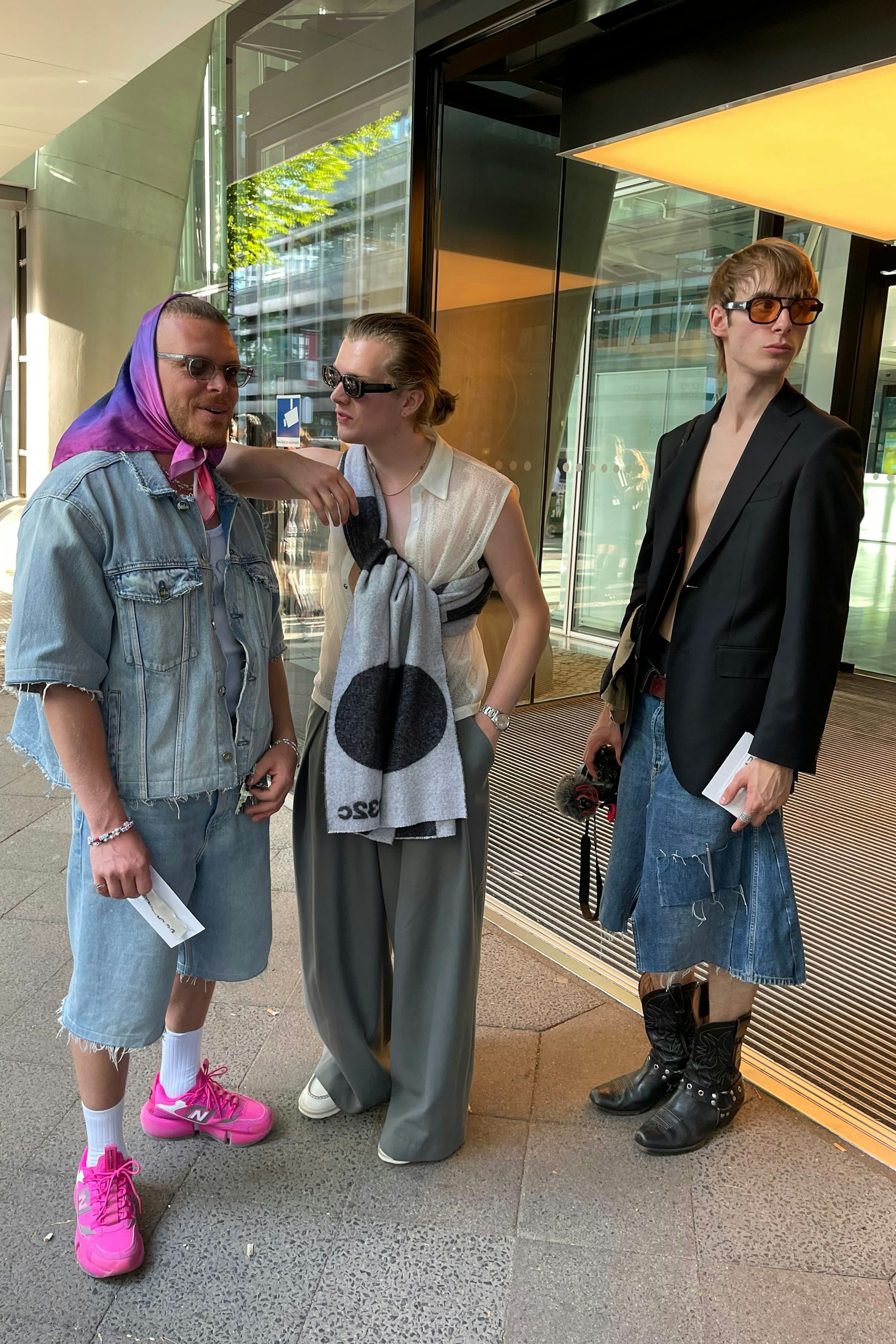 Diese drei Herren entzückten bei der Berliner Modenschau von SF1OG durch fantasievolle Looks. Von links: Ruben (Modedesigner), Felix und Roan (Models).