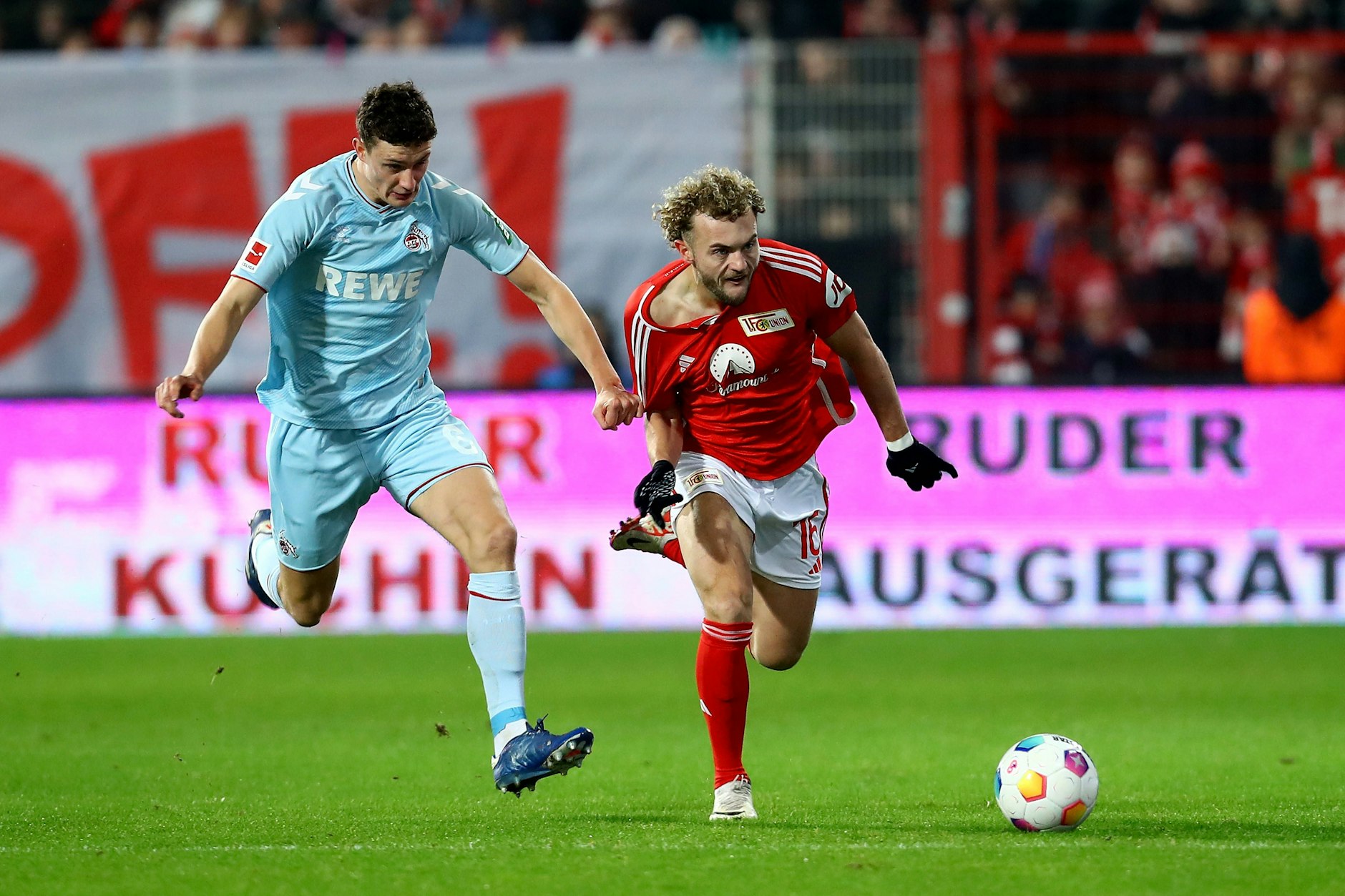 Zu halten, aber nicht zu stoppen: Union-Stürmer Benedict Hollerbach (22) kämpfte sich gegen den 1. FC Köln ins Spiel.