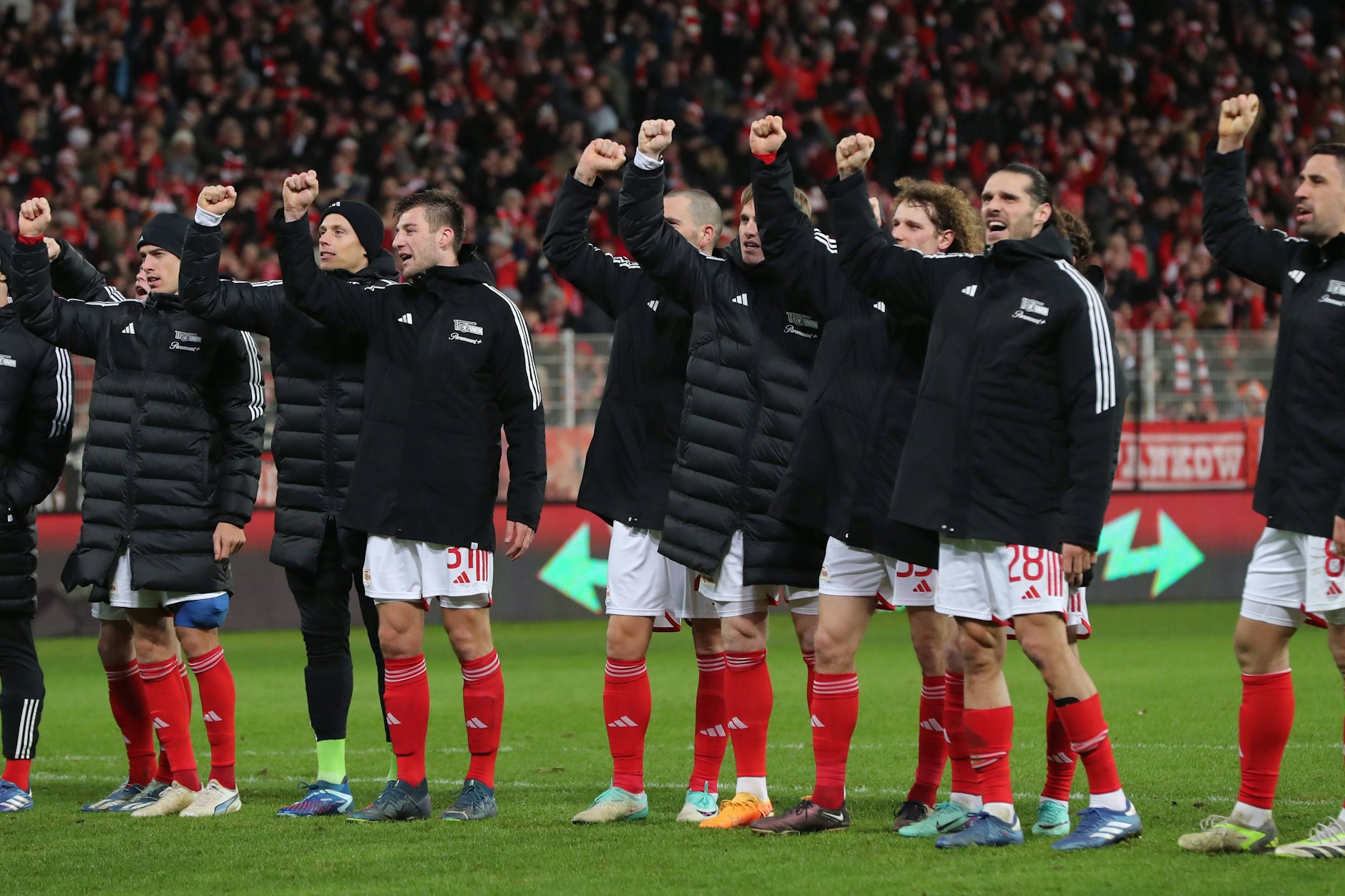 Endlich mal wieder selbst feiern: Die stets von den Fans gefeierten Profis des 1. FC Union genießen den Sieg gegen den 1. FC Köln.