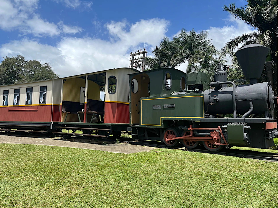 So sauber und schick wie hier auf Mauritius waren Feldbahnen selten. Sie waren eher schmutzig von der schweren Arbeit.