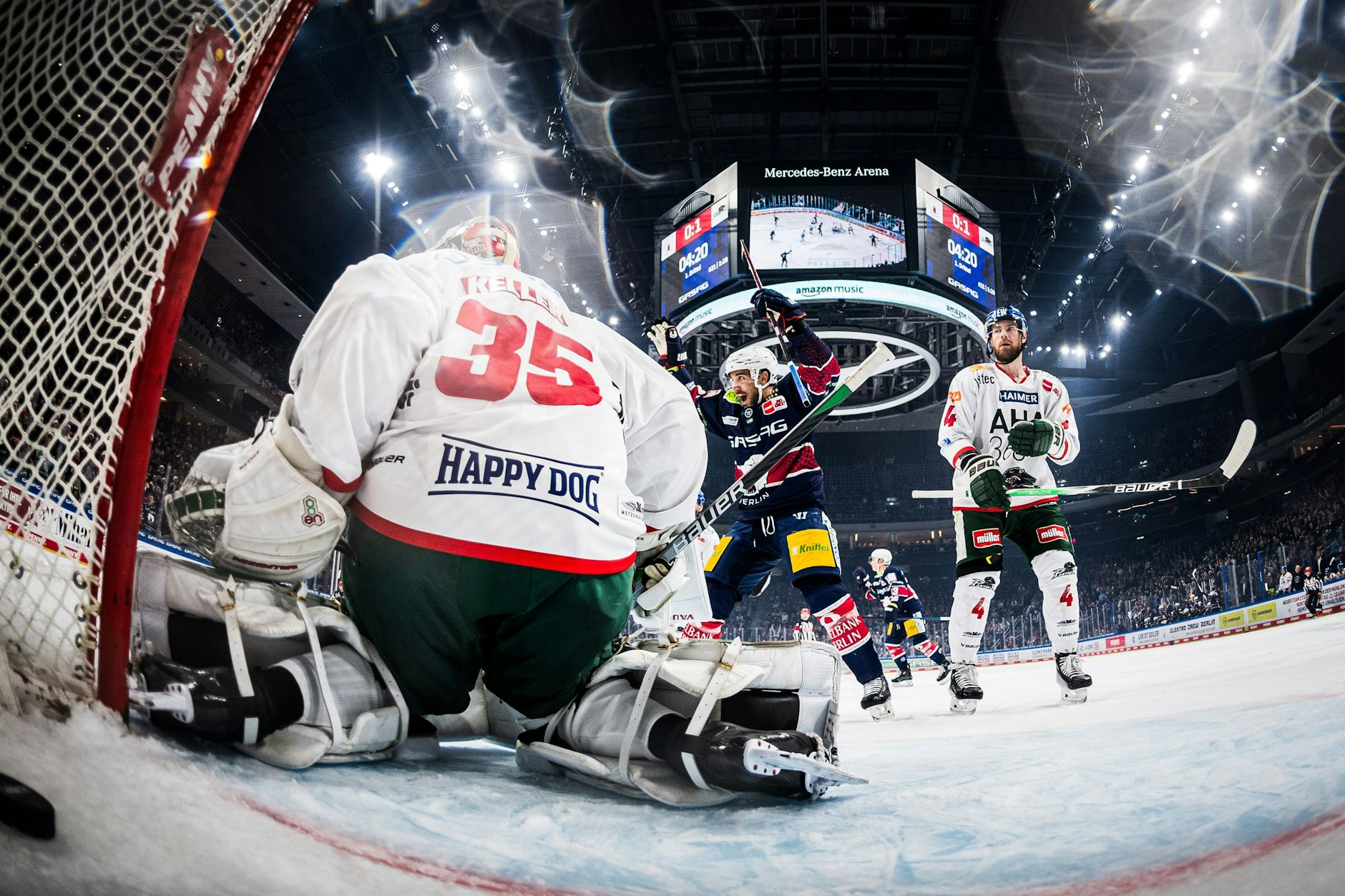 Markus Keller von den Augsburger Panther kassiert das Tor zum 1:1 während des Spiels zwischen den Eisbären Berlin und den Augsburger Panther.
