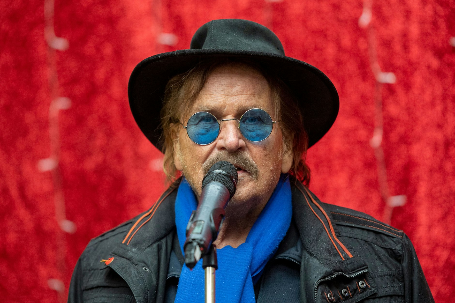 Der Schlagerstar Frank Zander spricht bei einer Weihnachtsaktion für Obdachlose und Bedürftige in Berlin.