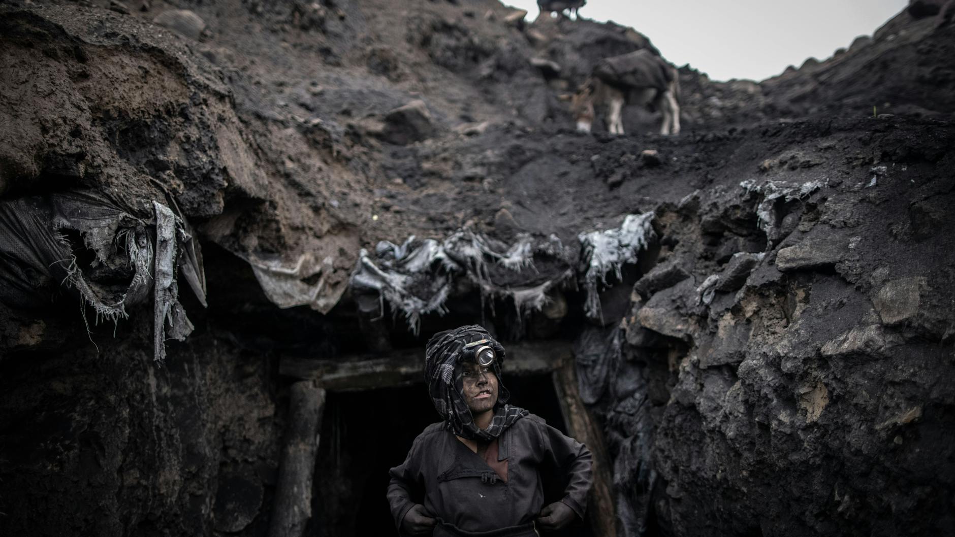 Afghanistan, Chinarak: Der zweite Preis des renommierten Wettbewerbs Unicef-Foto des Jahres geht an Oliver Weiken, Deutsche Presse-Agentur. Das Foto zeigt einen Jungen, der als Bergarbeiter arbeitet, der vor einem informellen Kohlebergwerk in Chinarak in der afghanischen Provinz Baghlan steht.