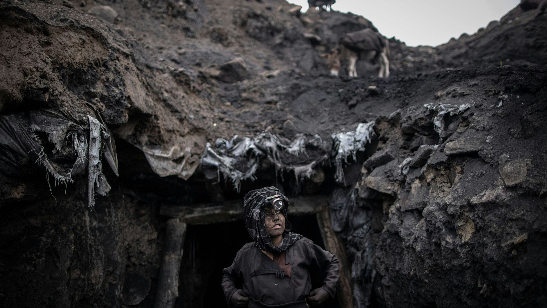 Afghanistan, Chinarak: Der zweite Preis des renommierten Wettbewerbs Unicef-Foto des Jahres geht an Oliver Weiken, Deutsche Presse-Agentur. Das Foto zeigt einen Jungen, der als Bergarbeiter arbeitet, der vor einem informellen Kohlebergwerk in Chinarak in der afghanischen Provinz Baghlan steht.