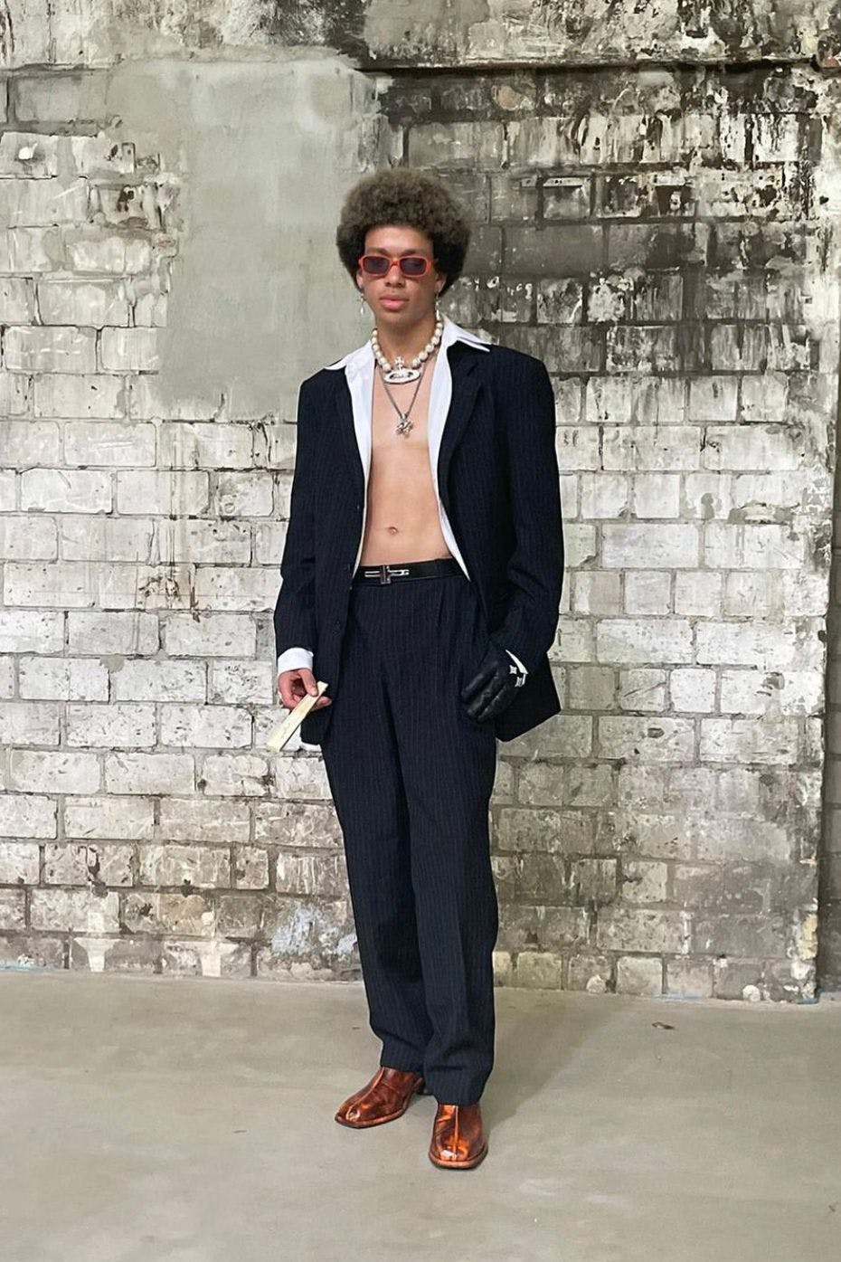 Chris von der Talentagentur Visionary Services trafen wir im vergangenen Jahr auf vielen wichtigen Berliner Modeterminen. Stets top gekleidet, ist er ein Fan des angesagten Vivienne-Westwood-Schmucks.