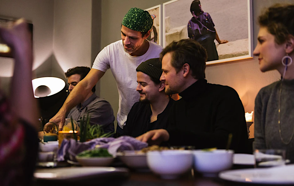 Am Ende steht das gemeinsame Dinner: Kochkurs von Thore Hildebrandt (mit grünem Tuch) in Berlin.