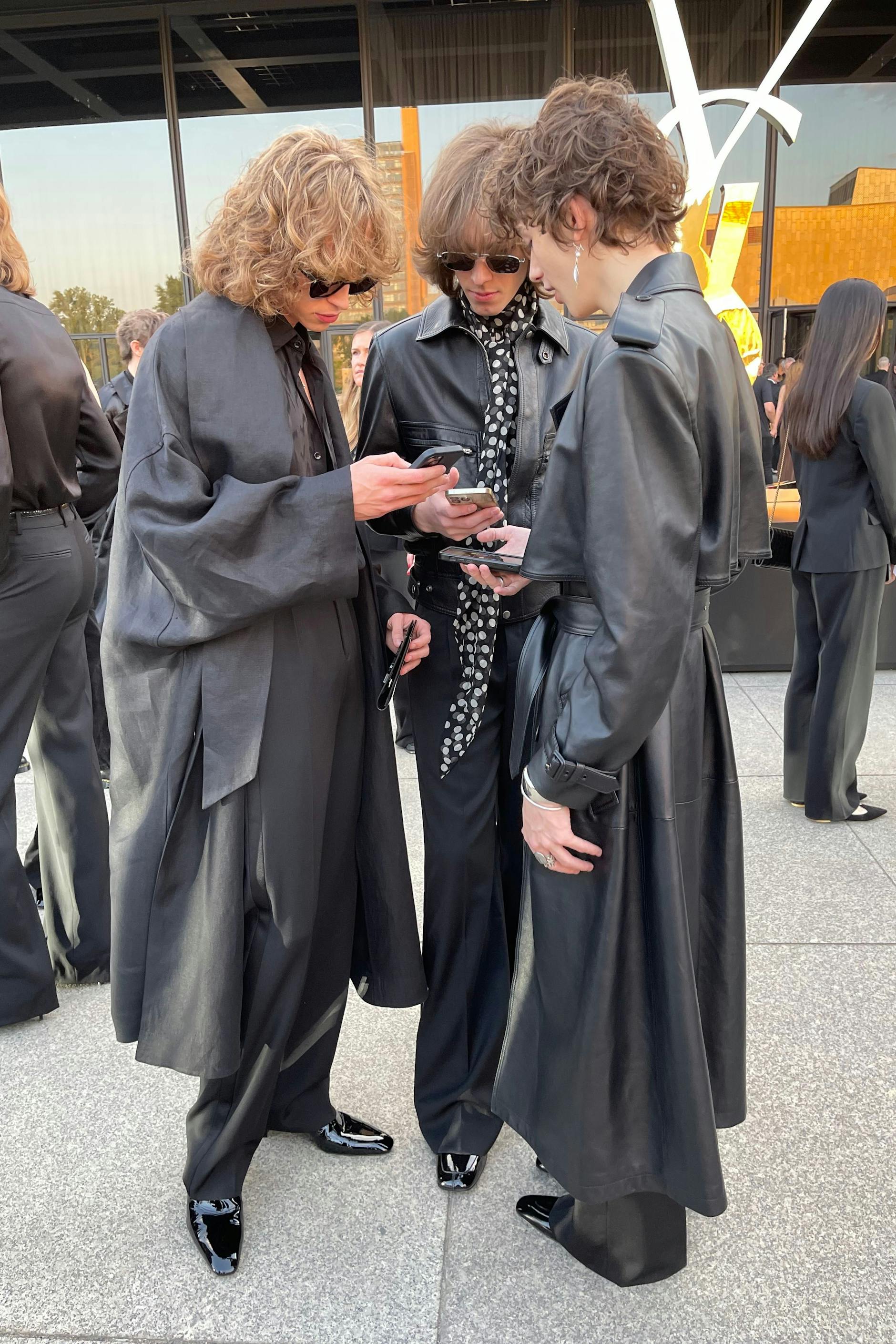 Das Berliner Fashion-Highlight 2023 war mit Sicherheit die Saint-Laurent-Show in der Neuen Nationalgalerie. Zu diesem Anlass reisten im Juli auch diese drei elegant gekleideten Beaus in der deutschen Hauptstadt an: die Models Jordan Huxhold, Jarvis Aivali und Daniel Millar (von links).