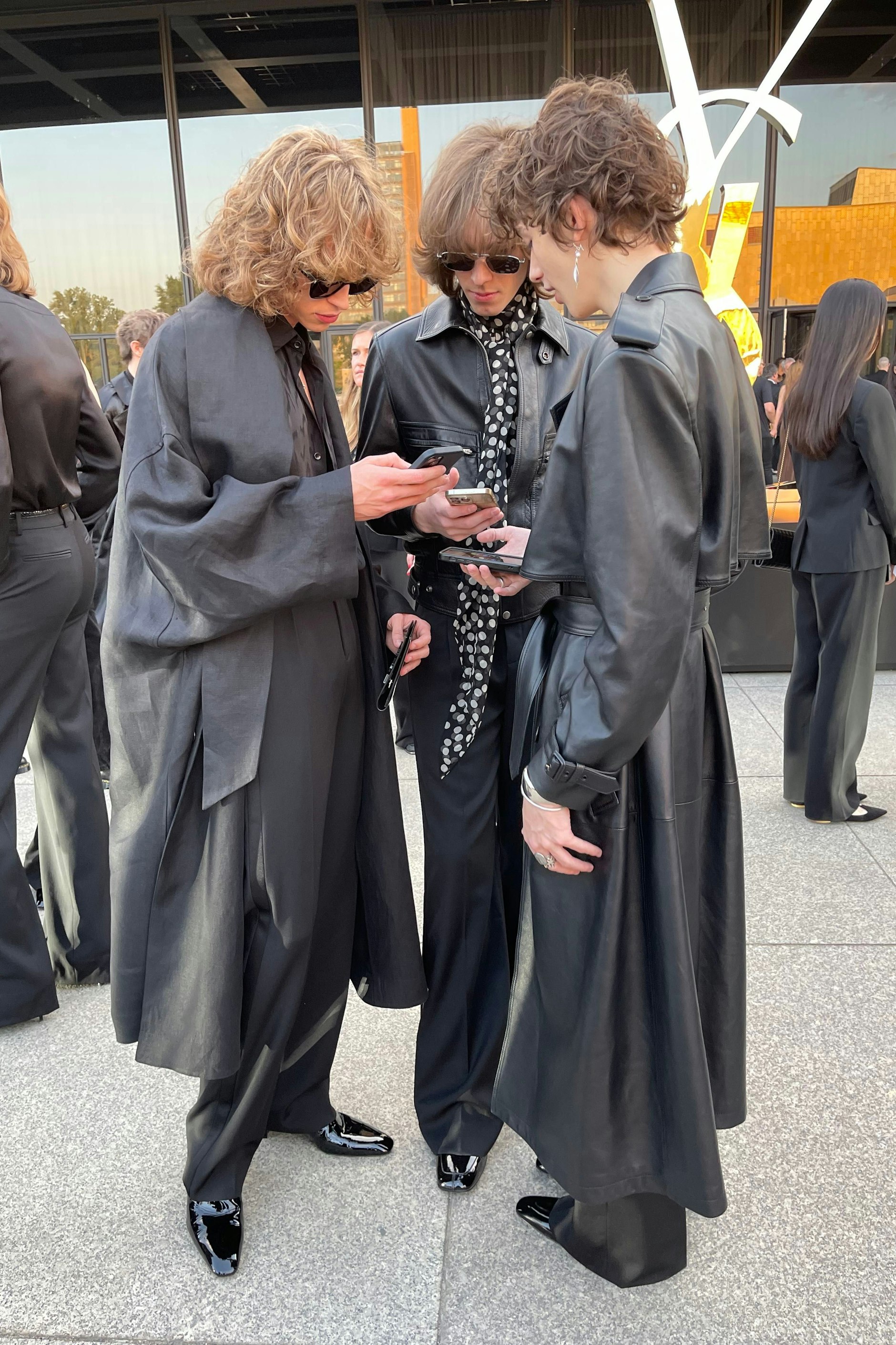 Das Berliner Fashion-Highlight 2023 war mit Sicherheit die Saint-Laurent-Show in der Neuen Nationalgalerie. Zu diesem Anlass reisten im Juli auch diese drei elegant gekleideten Beaus in der deutschen Hauptstadt an: die Models Jordan Huxhold,&nbsp; Jarvis Aivali und Daniel Millar (von links).