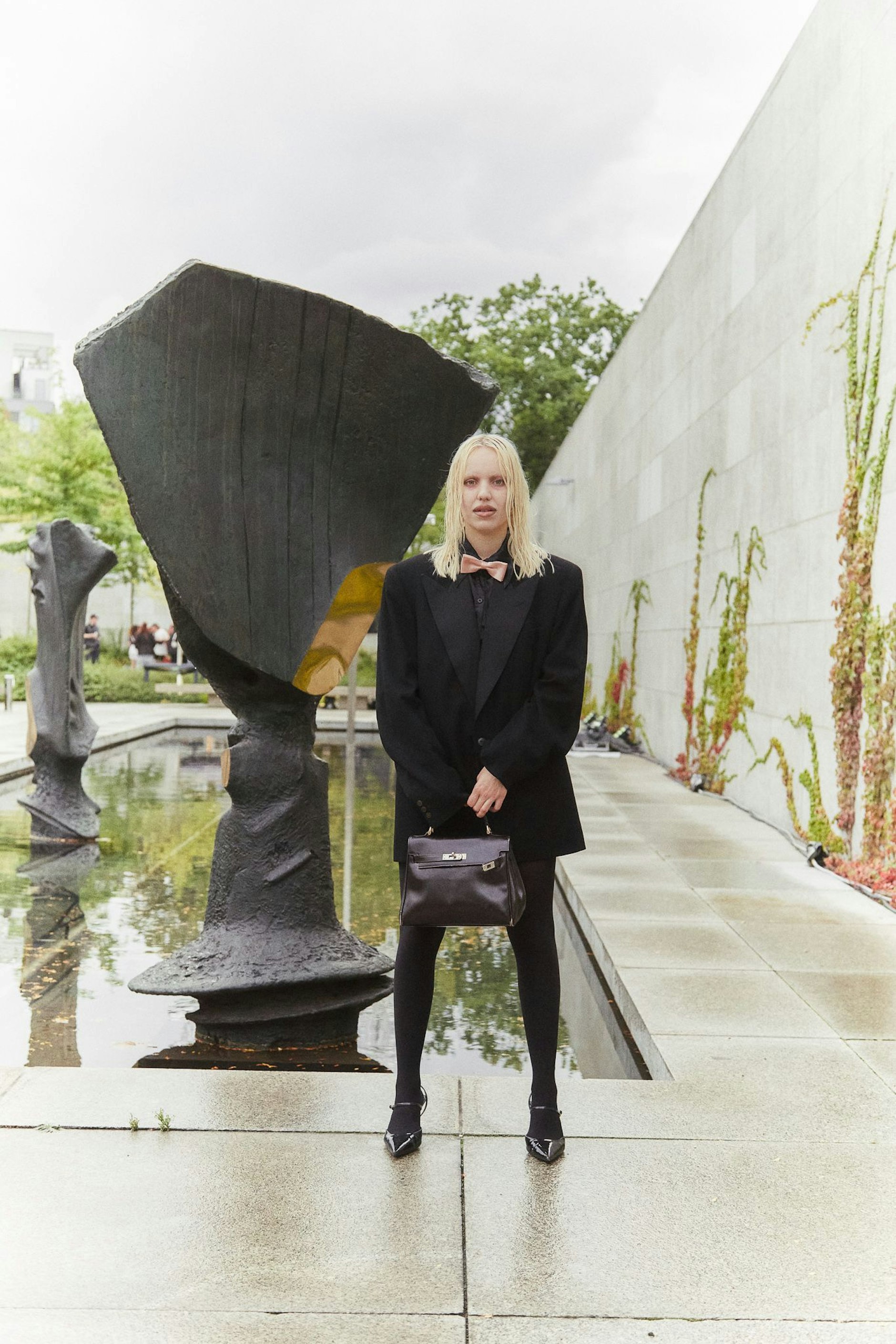 Auf der Berlin Art Week gab es in diesem Jahr besonders viele individuelle Looks zu bestaunen. Auch Josephine sah fantastisch aus. Die Fotografin inszeniert sich auch gern selbst auf eigenen Fotos – ganz à la Cindy Sherman.