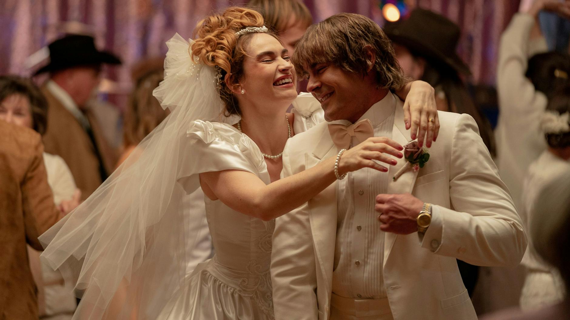 Eine Szene aus dem Film „The Iron Claw“ mit Lily James und Zac Efron.