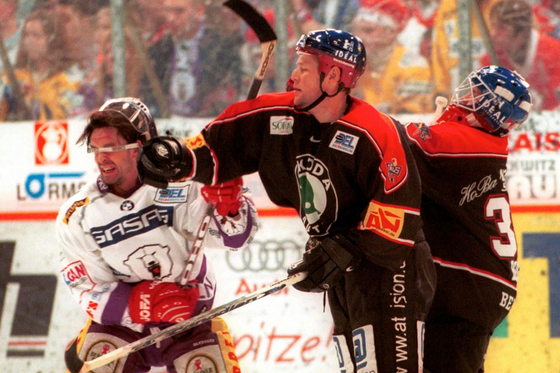 Hoch her ging es stets in den Derbys. Capital Gregory Johnston (M) schlägt Eisbär Thomas Schinko die Faust ins Gesicht.