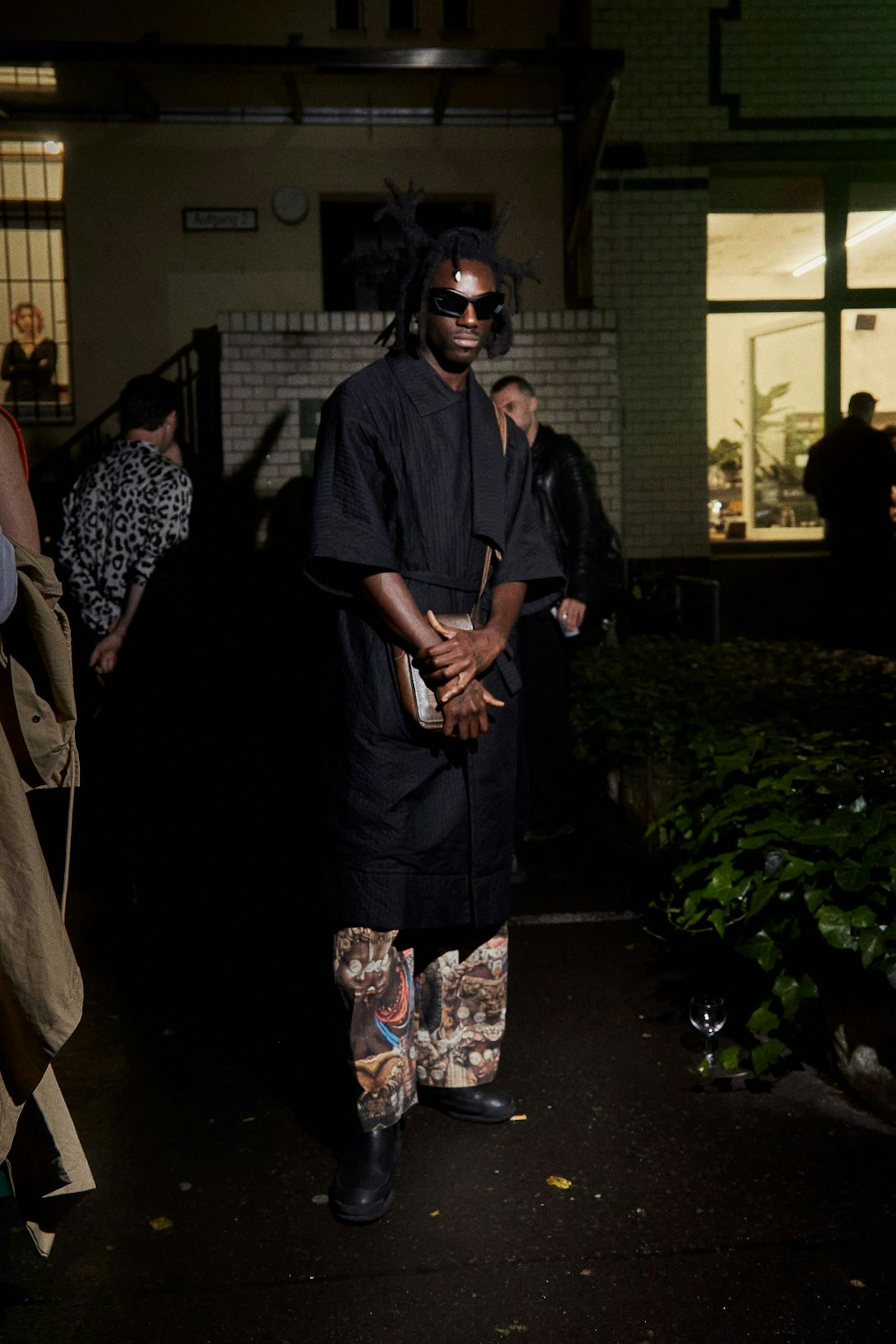 Im September trafen wir Natisa auf einem Event im Voo Store. Der Pariser Künstler lebt jetzt in Berlin und er erklärte uns, dass seine Frisur „freeform dreads“ genannt wird. Schick!