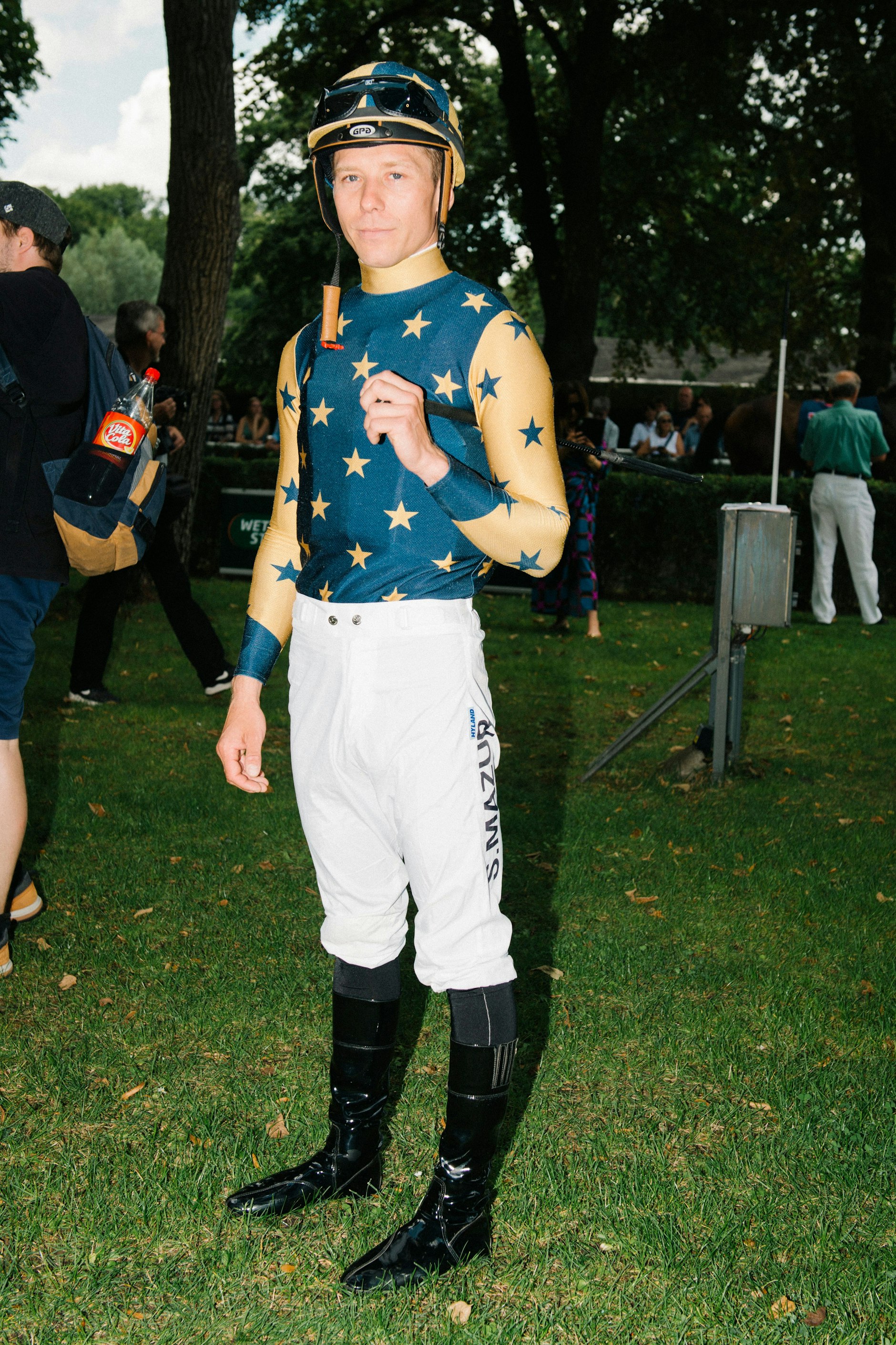 
Auf der Rennbahn in Hoppegarten erwiesen sich die Outfits der Jockeys als besonders stylish. Die Reituniform von Szczepan&nbsp;könnte man sich doch glatt auch auf dem Runway vorstellen!