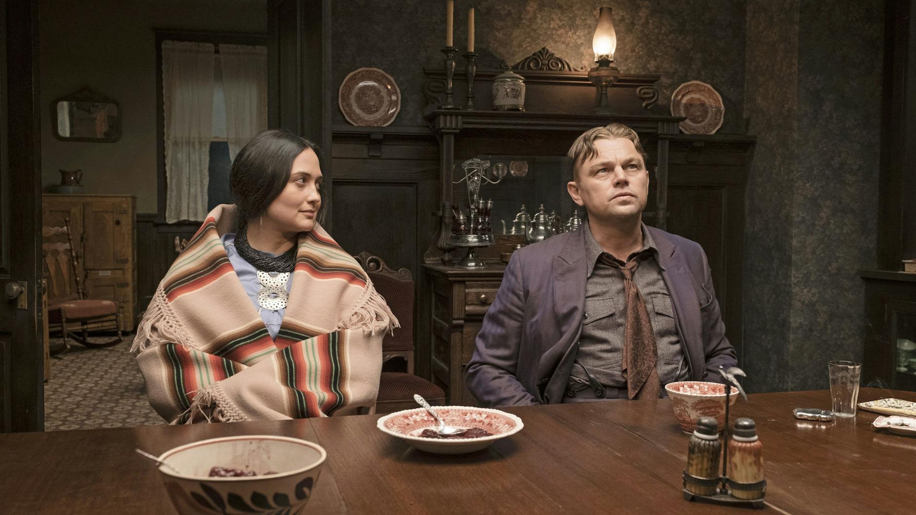 Lily Gladstone als Mollie Burkhart und Leonardo DiCaprio als Ernest Burkhart in dem Film „Killers of the Flower Moon“.