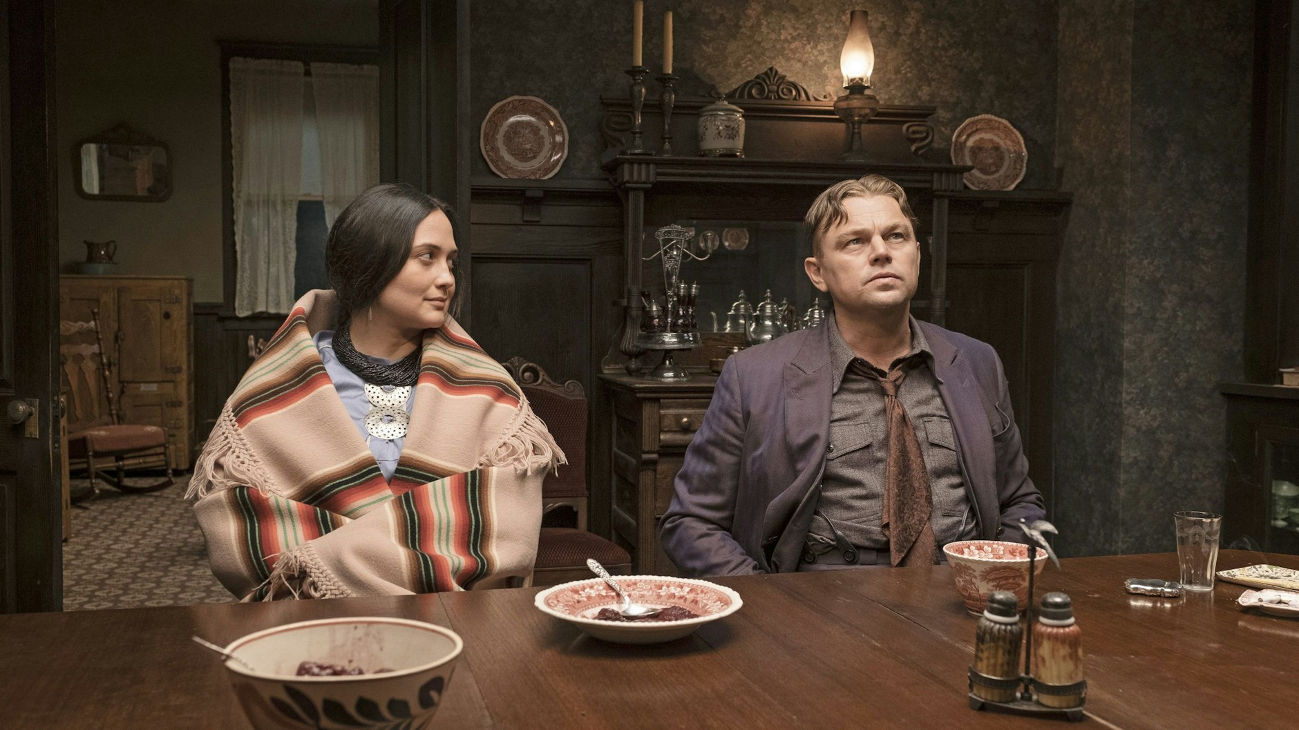Lily Gladstone als Mollie Burkhart und Leonardo DiCaprio als Ernest Burkhart in dem Film „Killers of the Flower Moon“.