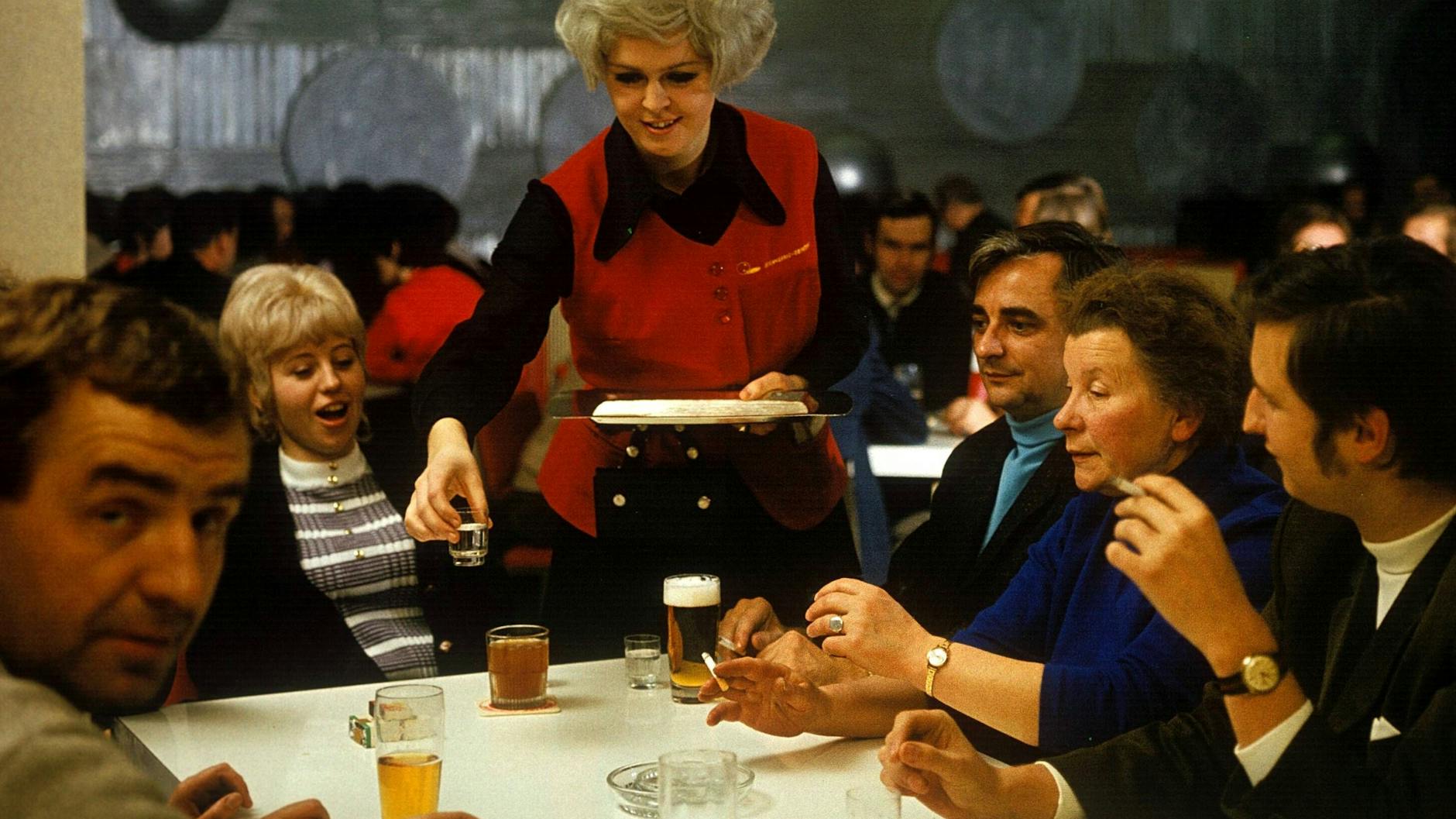 Mitglieder der Brigade des 7. Parteitags – VEB Plastikwerk Berlin – während der Betriebsfeier im Bowlingzentrum VE Gaststätten- und Hotelorganisation Berolina (HO) am Berliner Alexanderplatz. (Archivbild 1974)