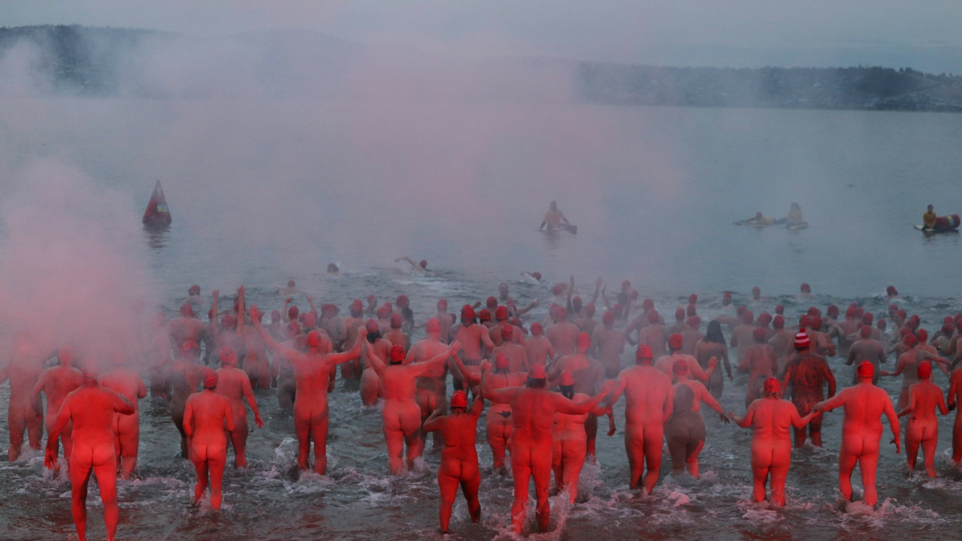 Menschen gehen zur Wintersonnenwende im australischen Hobart eisbaden.