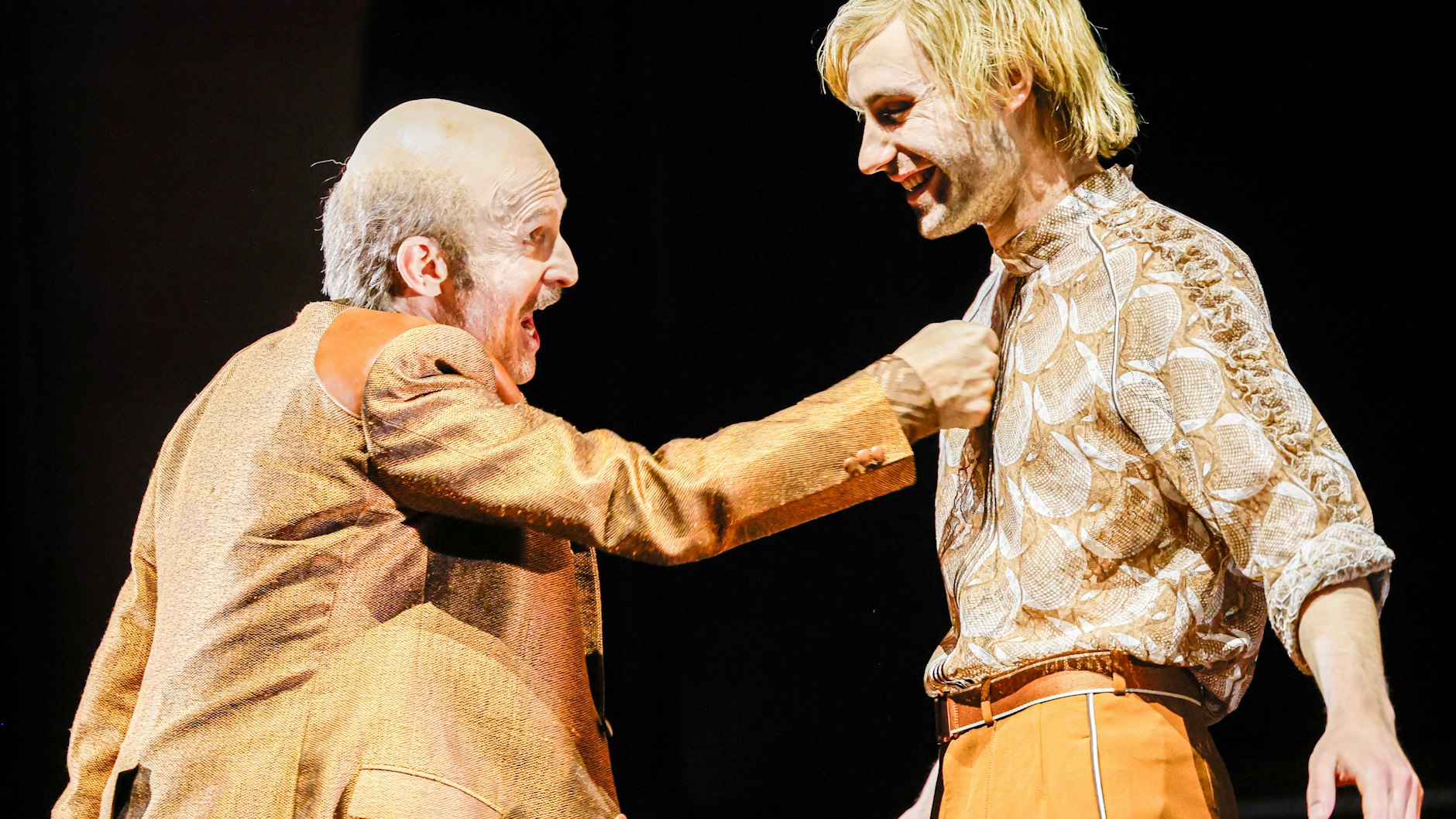 Ulrich Matthes steht als Big Daddy in „Die Katze auf dem heißen Blechdach“, von Tennessee Williams im Deutschen Theater auf der Bühne.&nbsp;