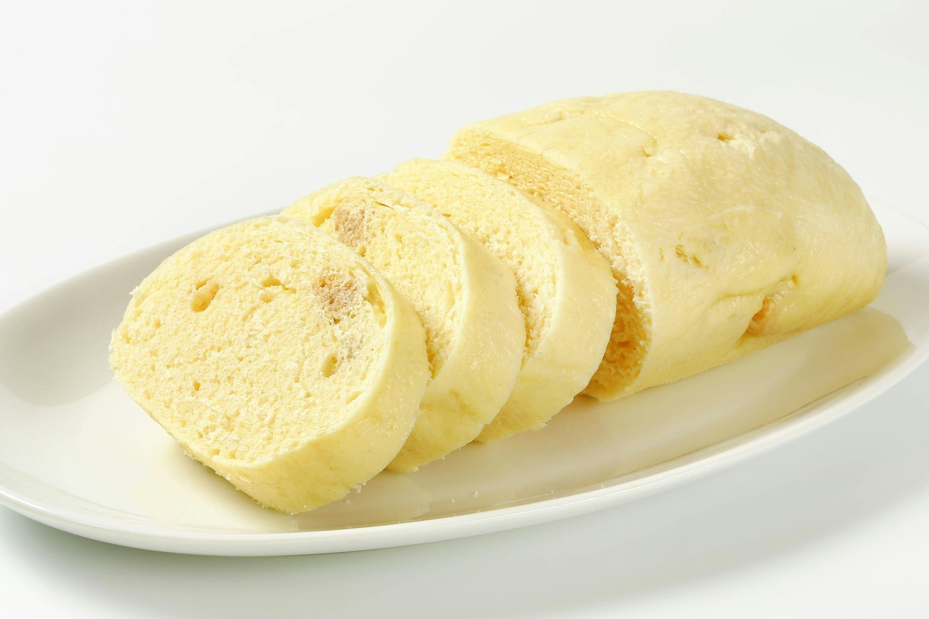 Original Böhmische Knödel („houskové knedlíky“) sind lange Klöße, die in Scheiben geschnitten und als Beilage zu den leckersten Gerichten serviert werden.