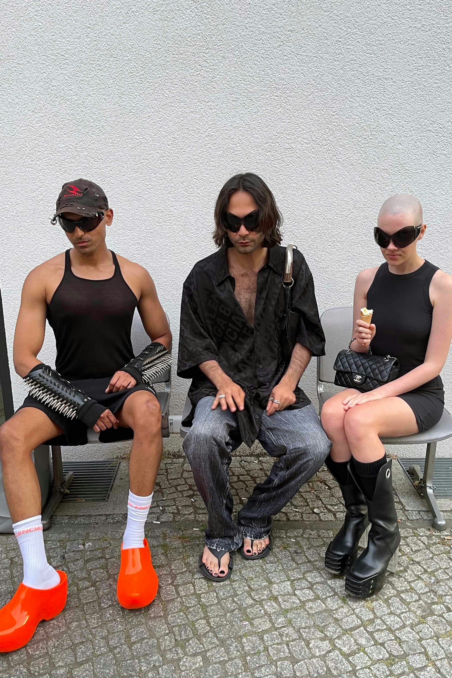 Hannah (rechts) und Steven (links) sind das Duo Fecal Matter. Sie arbeiteten im Sommer mit Jean-Paul Gaultier an den Kostümen einer Show im Friedrichstadt-Palast. Wir trafen die Künstler in Begleitung eines Freundes (mittig) in der Torstraße. Ihre Outfits: spektakulär!