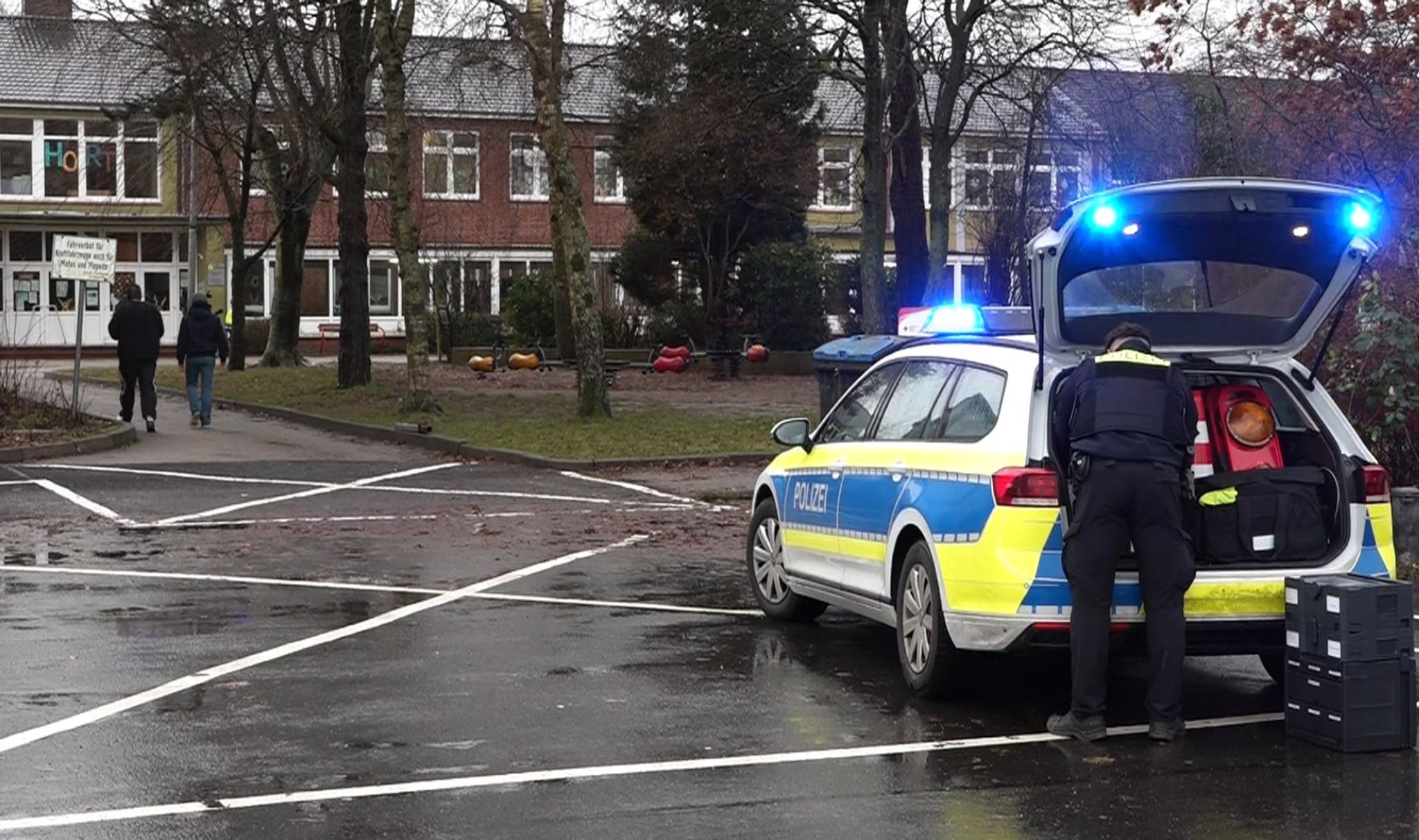 UPDATE! Messer-Angriff in Schule: Mädchen (16) sticht auf Klassenkameradin (15) ein