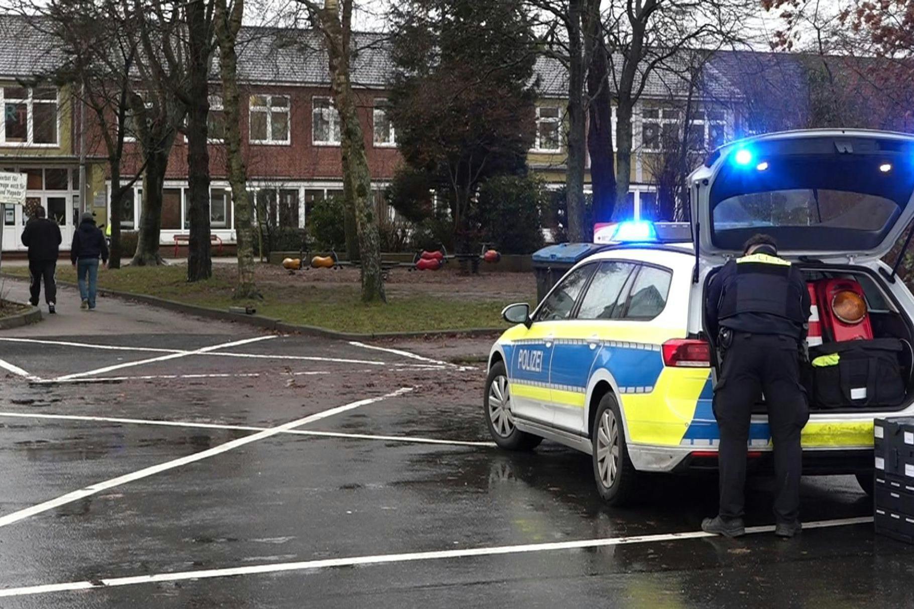 Polizei vor dem Gebäude einer Grund- und Hauptschule in Lüdingworth. Dort hat ein Mädchen ein anderes mit einem Messer schwer verletzt. 